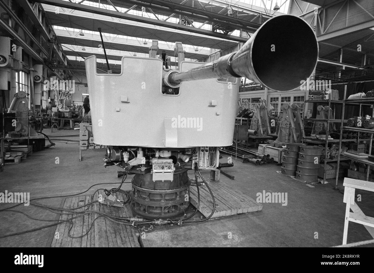 Kongsberg 19620825. Rockets for NATO. Kongsberg weapons factory has made firearms for 148 years. Now the company is given the main responsibility for new weapons. This cannon will be sent to West Germany, here photographed under a three-hour servo technology sample in the assembly hall. The air defense cannon L/70. Photo: Ivar Aaserud / Current / NTB Stock Photo