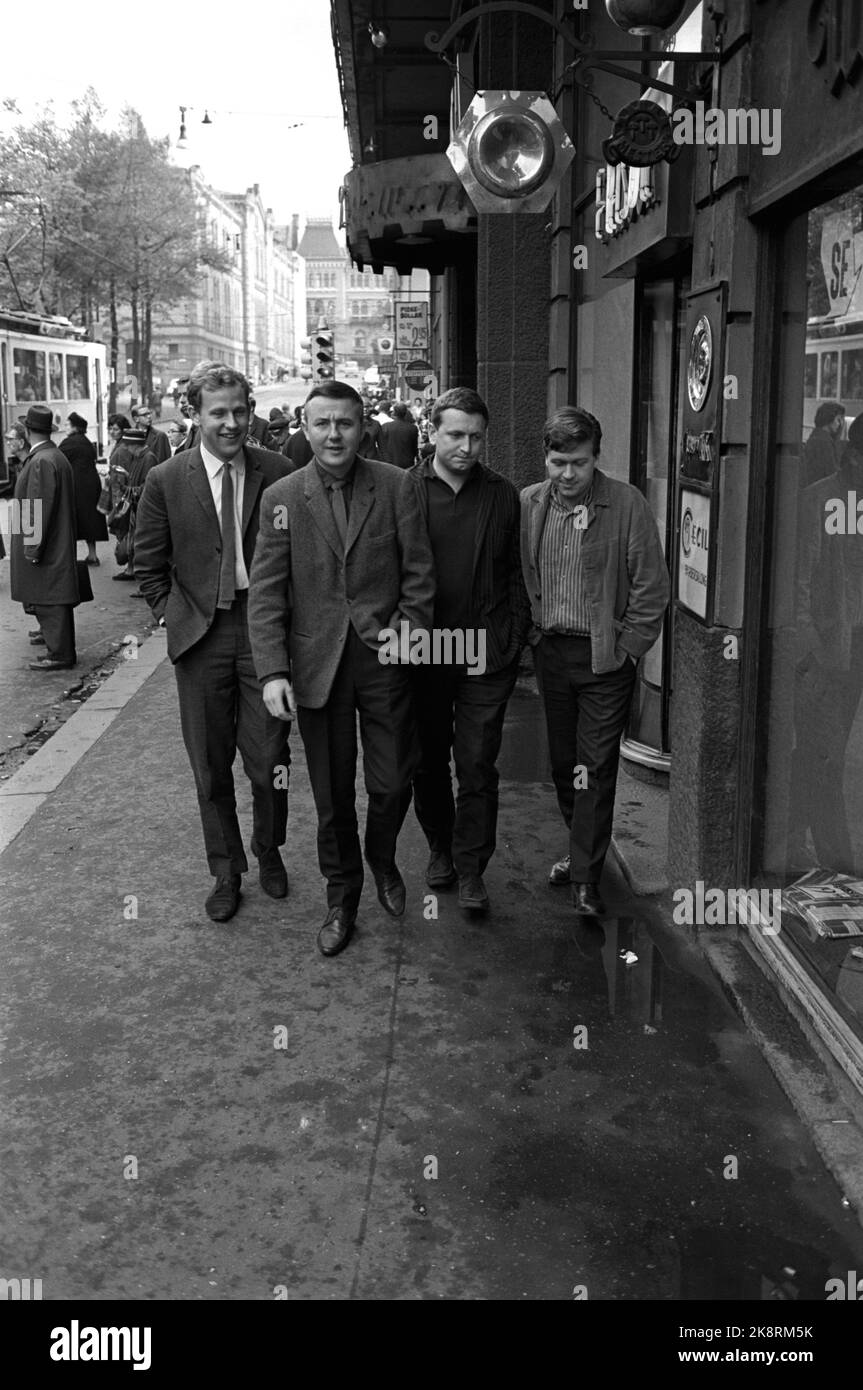 Oslo October 1965 Young revue enthusiasts are investing time and savings on intimate theater in old restaurant Cecil, after basement theater patterns. Outside the theater stands from v .: Jon Skolmen, Svein Byhring, Rolv Wesenlund and Harald Heide Steen jr. Photo: Aage Storløkken / Current / NTB Stock Photo