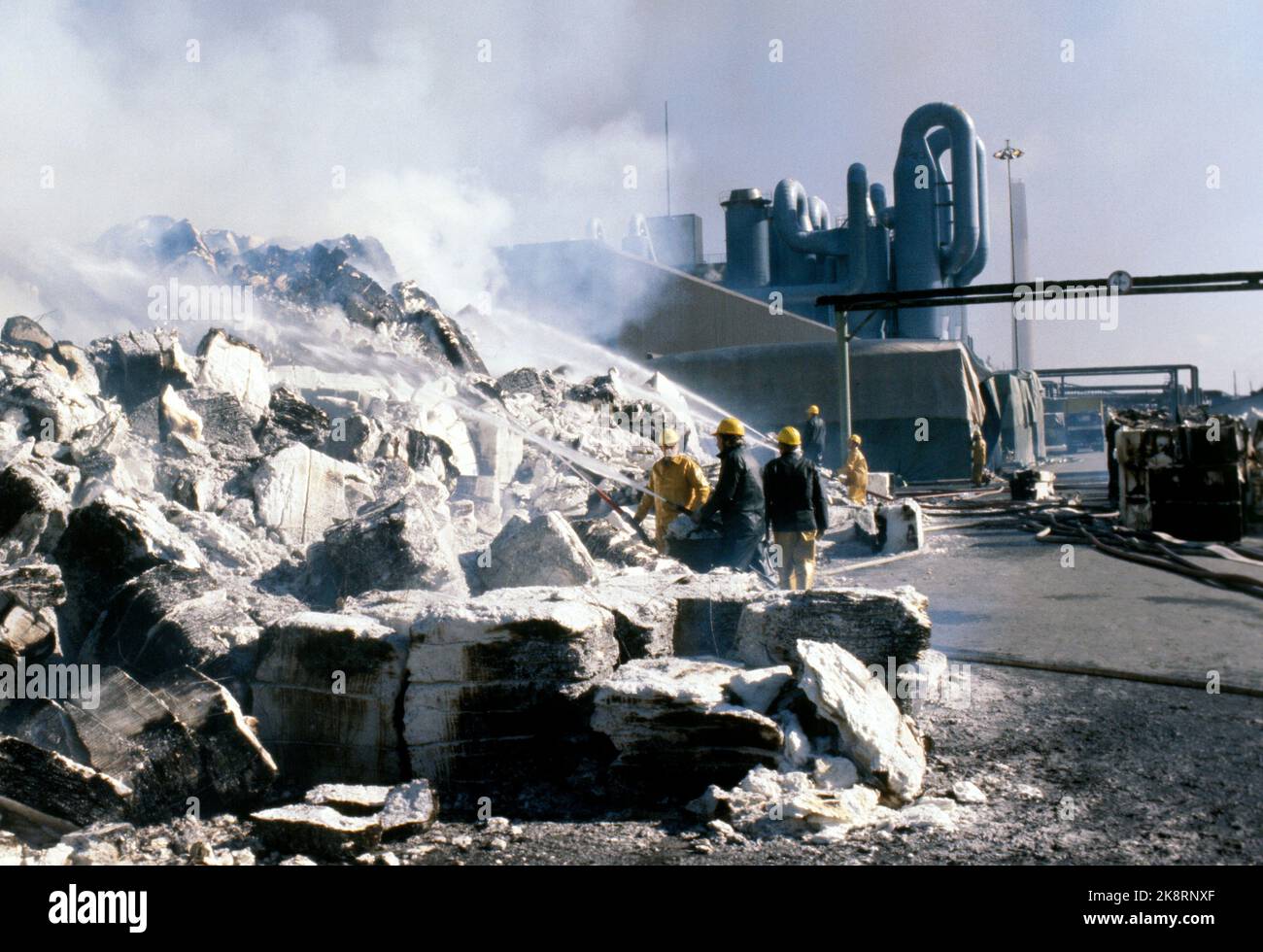 Sarpsborg 1977-04-22:  Million fire at Borregaard Sarpsborg. The fire in the Spinneriet at Borregaard on April 22, 1977, quickly spread to the cellulose store 50 meters away, well helped by the wind. Here the firefighters started the fire extinguishing work. The ignited cellulose balls had a value of more than NOK 15 million. Photo: Corr. / NTB / NTB Stock Photo