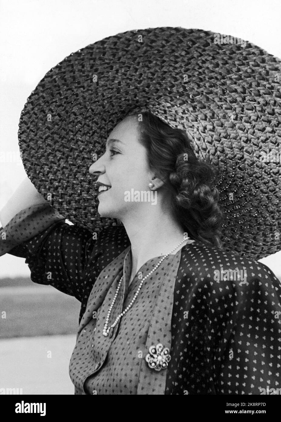 Oslo 1950? Actor Wenche Foss, portrait / profile / half figure with hat. Photo: NTB / NTB Stock Photo