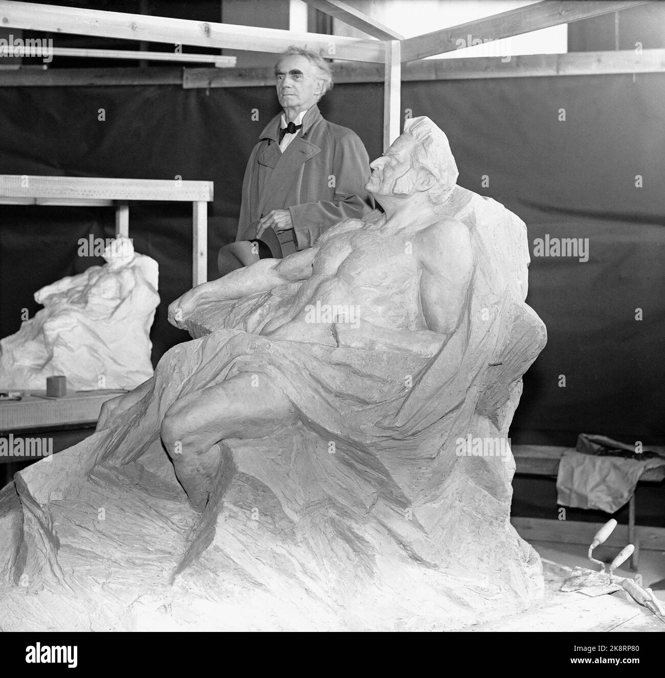 Oslo 19420825. Sculptor Jens Munthe Svendsen and his statue of