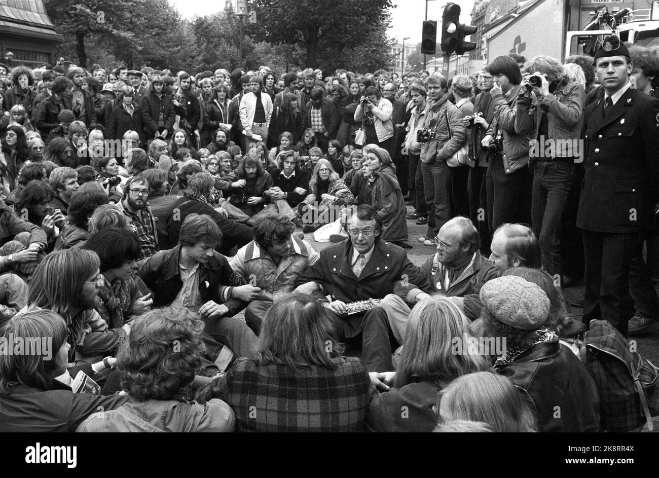 Oslo 1979-10-12. Professor Thomas Mathiesen (dark coat, glasses, in the middle of the picture) has sat down with the protesters in the middle of Karl Johan. Professor Mathiesen has urged all his professor colleagues to join the Sami struggle to stop the development of the Alta-Kautokeino River. Photo: Henrik Laurvik / NTB Stock Photo