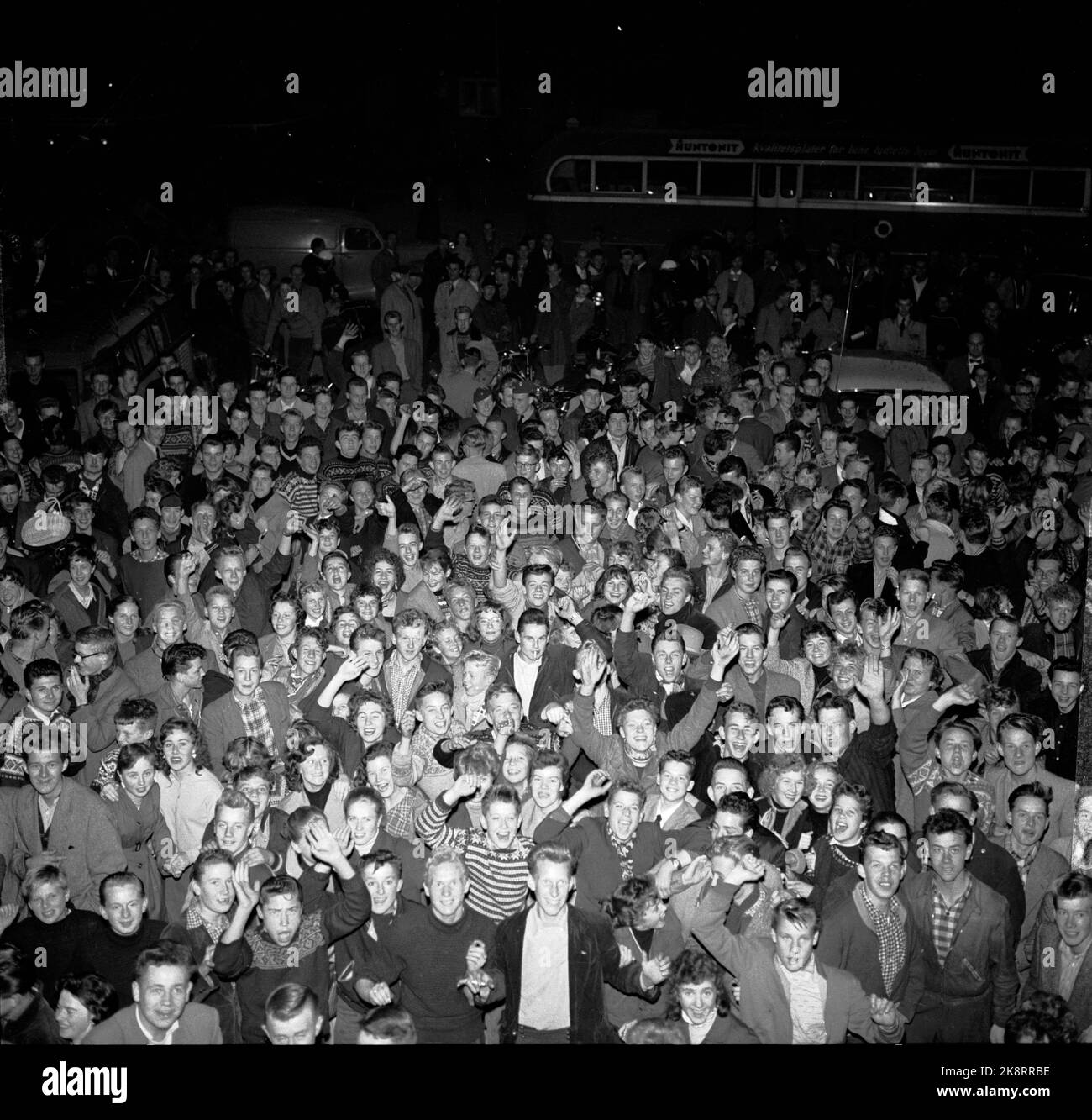 Oslo 19560920. Riots after the screening of the movie 'Rock Around the Clock' which contained the tune of the same name, in the center cinema. Hundreds of young people make noise in the center, rock riots. Here is a large crowd of happy and played youth after the film show. Photo: NTB Archive / NTB Stock Photo