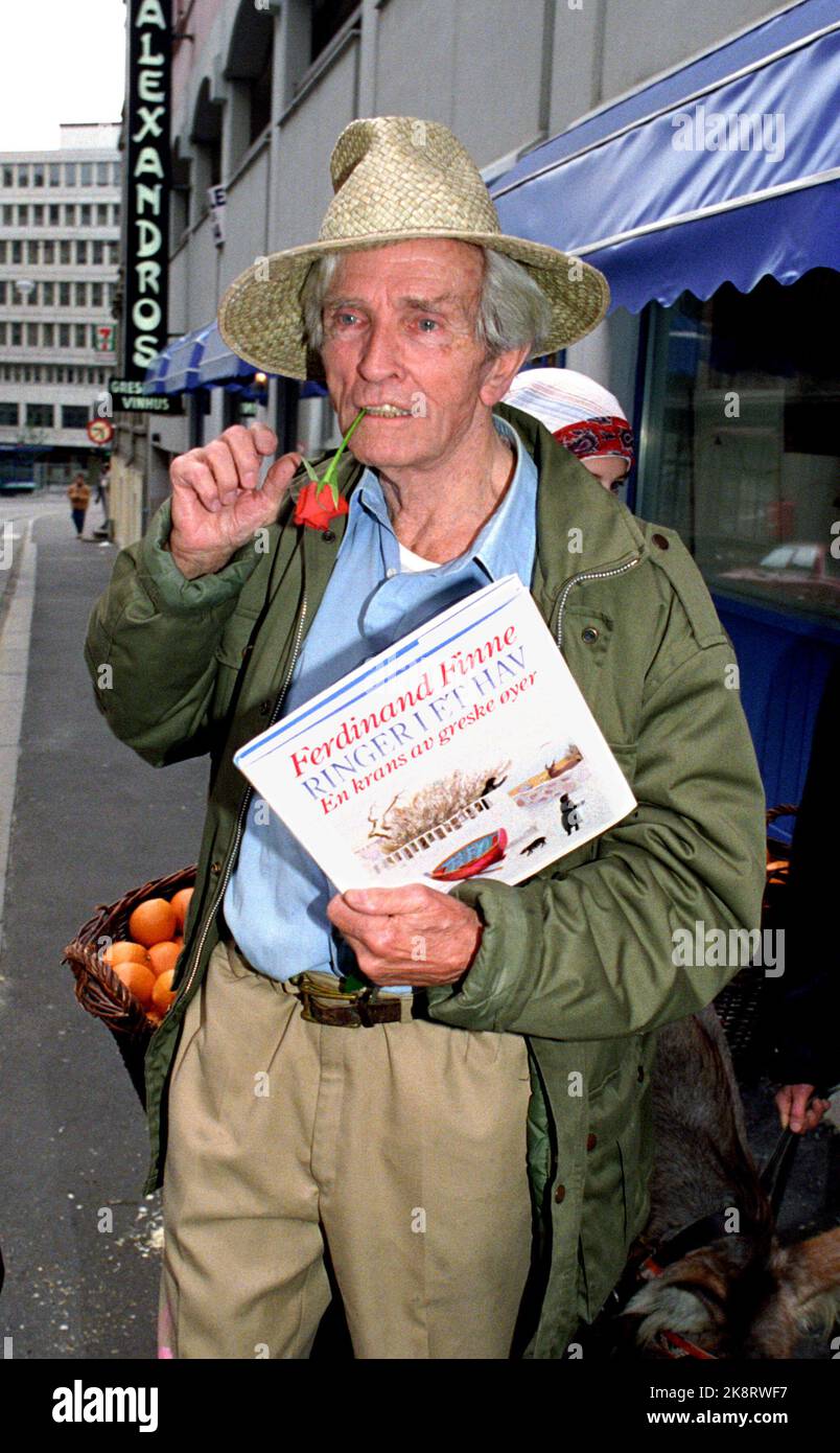 Oslo 19911015 - painter and author Ferdinand Finne presents his new book " Ringer in a Sea". Here along with a party -decorated donkey that is fed  with carrots. Photo: Ingar Johansen Scanfoto /