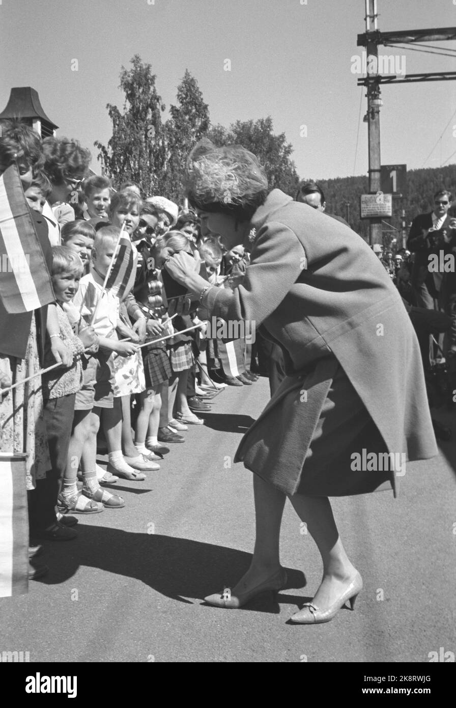 Norway on May 27, 1961. The Shah of Persia (Iran) with Queen Farah Diba, visits Norway. Here the Queen has found the film apparatus and shoots loose at Norwegian spectators, children and adults. Photo: Current / NTB Stock Photo