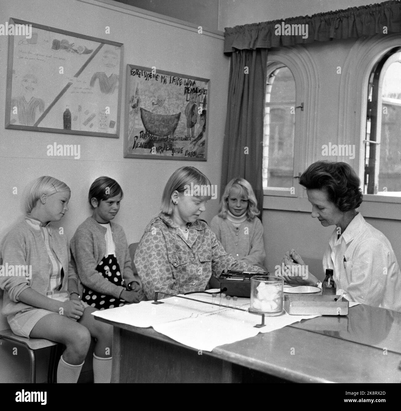 Oslo 19681201. School students at school sister / health sister. Sister takes blood test of girl. Photo: NTB / NTB Stock Photo