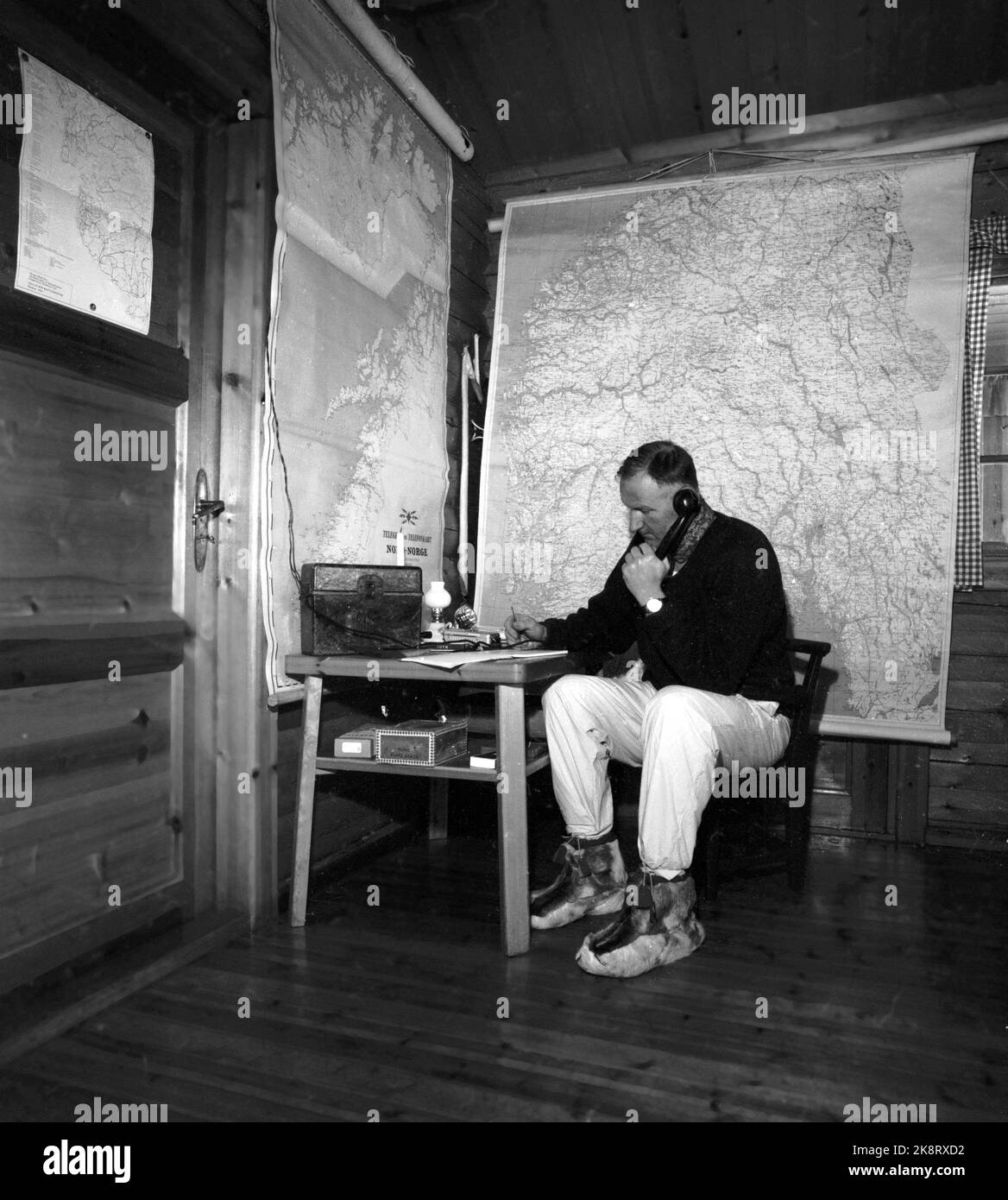 Golsfjellet, Easter 1962: Eight thousand takes care. The Red Cross is in readiness in the Easter mountain. Here from the Sambandssentralen in the Red Cross cabin on Golsfjellet where the head of the security service Leif Hanoa directs all greater help over radio from the cabin on Golsfjellet. Photo: Bjørn Bjørnsen / Current / NTBSCANPIX Stock Photo