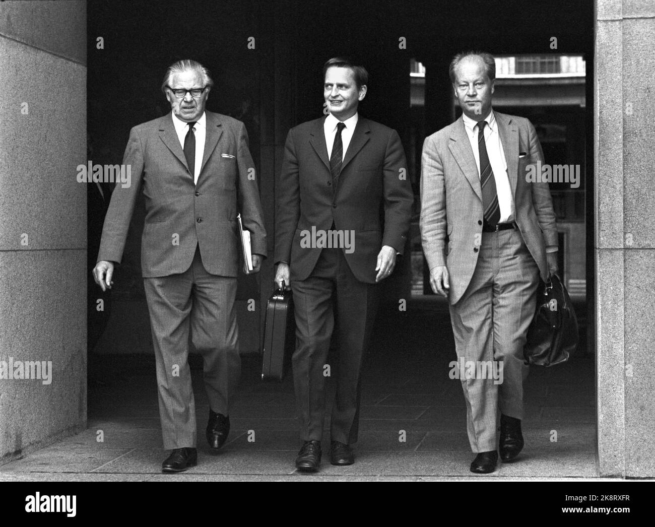 Stockholm 27081970 Palme strikes. Finance Minister Gunnar Sträng, Prime Minister Olof Palme in the middle and Industry Minister Krister Wickmann on his way to the Riksdag. Prime Minister Olof Palme, made a dramatic play on Swedish business by announcing a price stop. Palme has the opinion with it, and it goes against elections on September 20. Photo: Per Ervik / Current / NTB Stock Photo