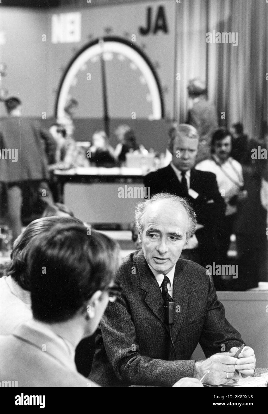 Oslo 19720925: The referendum on membership in the European Community EC: referendum on EC. Here from the election watch in NRK Studio, Prime Minister Trygve Bratteli is interviewed. In the background yes / no barometer. The final figures were 53.49 percent for no and 46.51 percent for yes. EEC / EF / EU Photo: NTB / NTB Stock Photo