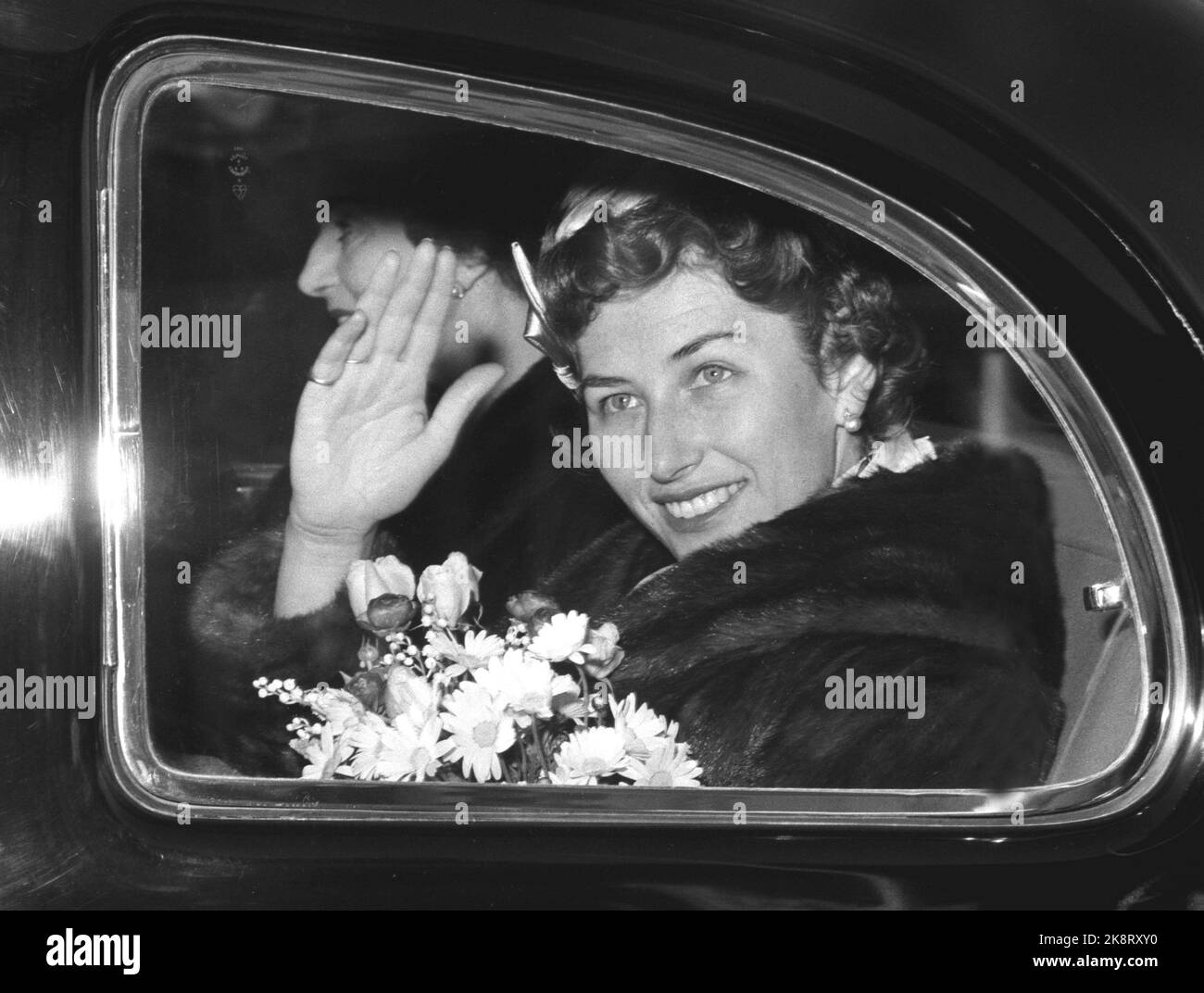 Oslo 19600211. Queen Ingrid and King Frederik of Denmark on an official visit to Norway. Here Princess Astrid waves from the car window during the state visit. Photo: Ivar Aaserud Current / NTB Stock Photo