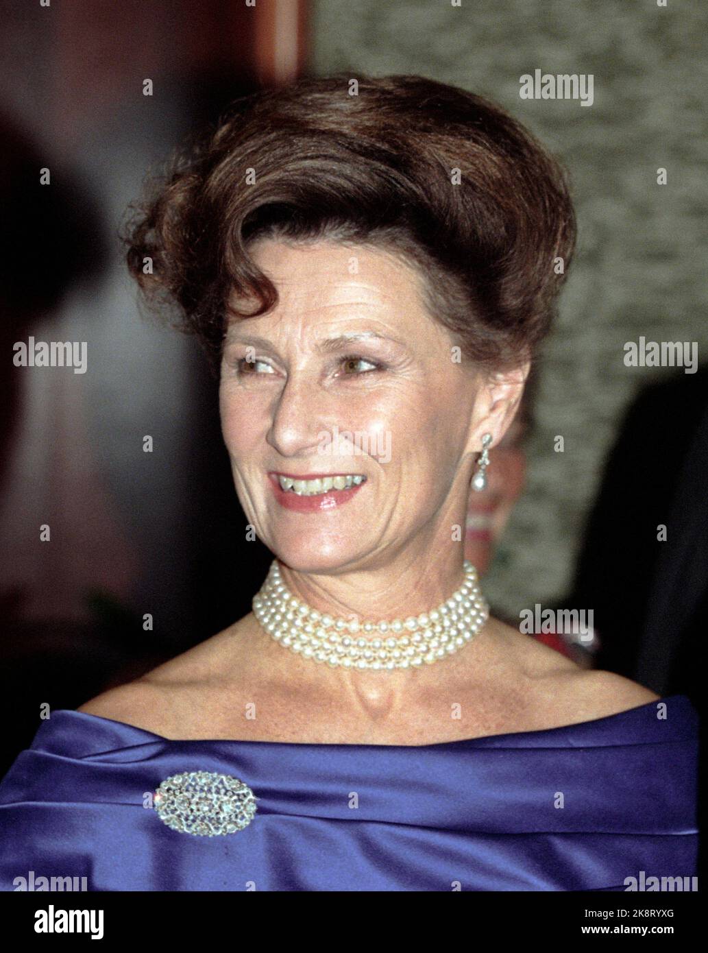 Blue dress chain and earrings of pearls bosking photo hi-res stock  photography and images - Alamy