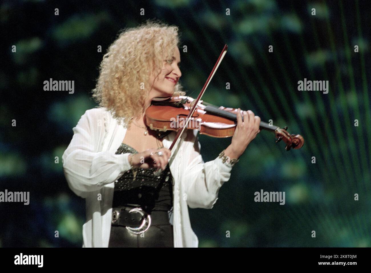 Dublin 19950514. Final. The Norwegian group 'Secret Garden', here with violinist Fionnuala Sherry on stage during the final in the concert hall The Piont in Dublin. Photo: Per R. Løchen / NTBSCANPIX  Scannef: Secret Stock Photo