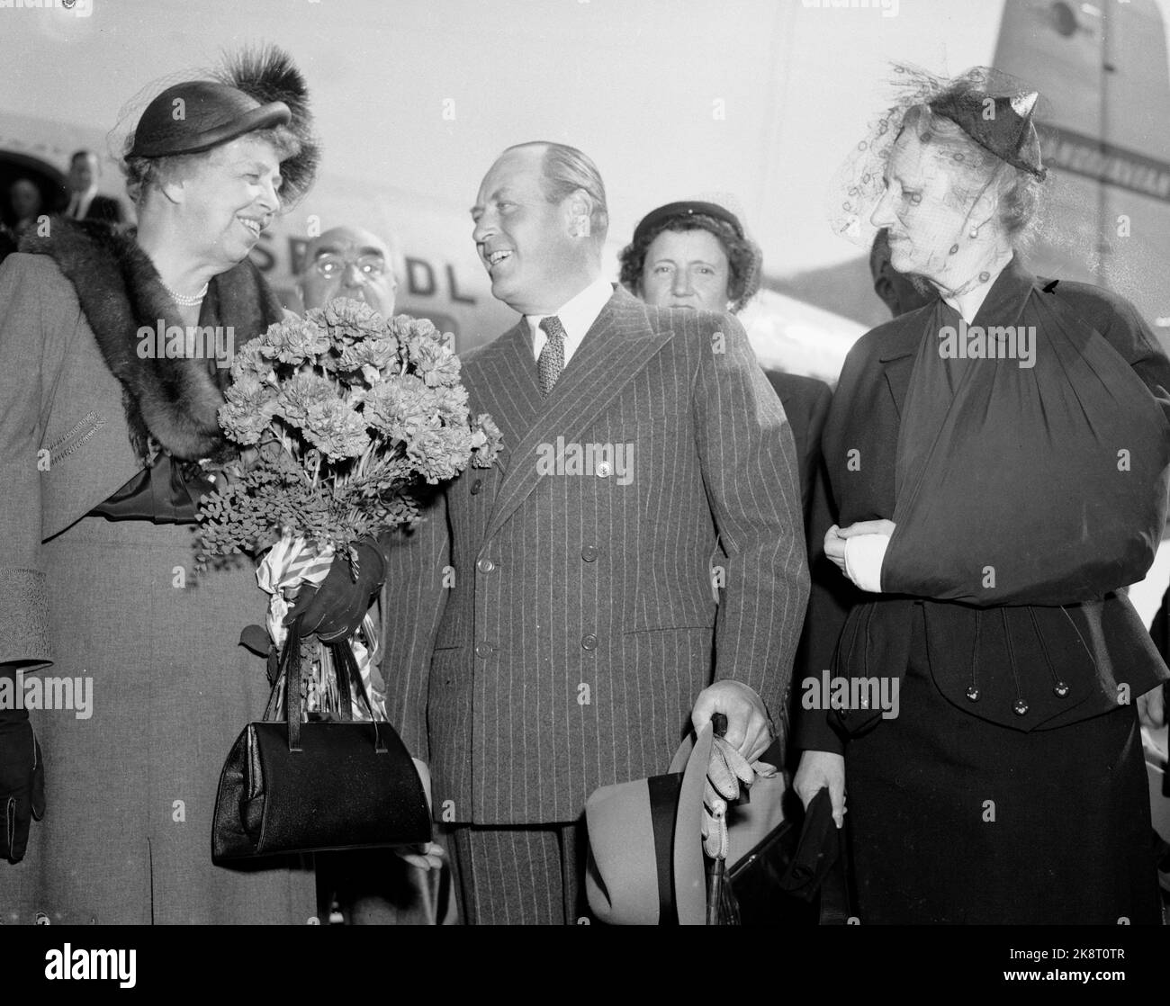 Gardermoen 19500604. Eleanor Roosevelt comes to Oslo to unveil the statue of her husband Frankelin D. Roosevelt, at Akershus Fortress. Here Roosevelt arrives with plane to Gardermoen Airport and is. Peel scrawl around the neck. Photo: NTB / NTB Stock Photo