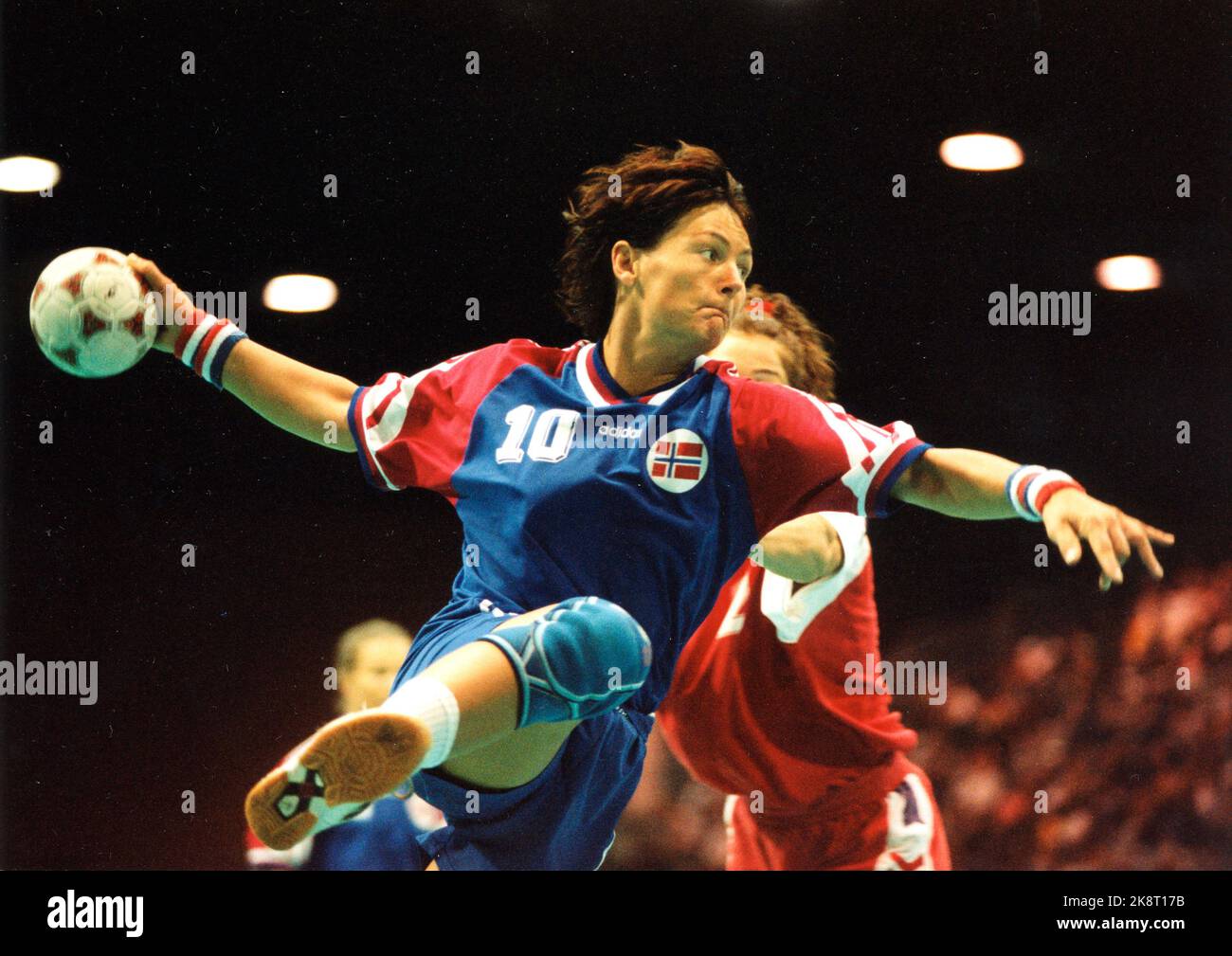 1996. Summer Olympics in Atlanta. The Norwegian girls played the final in handball for women, but lost to South Korea, and thus got silver. Here; Trine Haltvik on the tour of the semi -finals towards Denmark. Photo: Erik Johansen / Scanfoto Stock Photo
