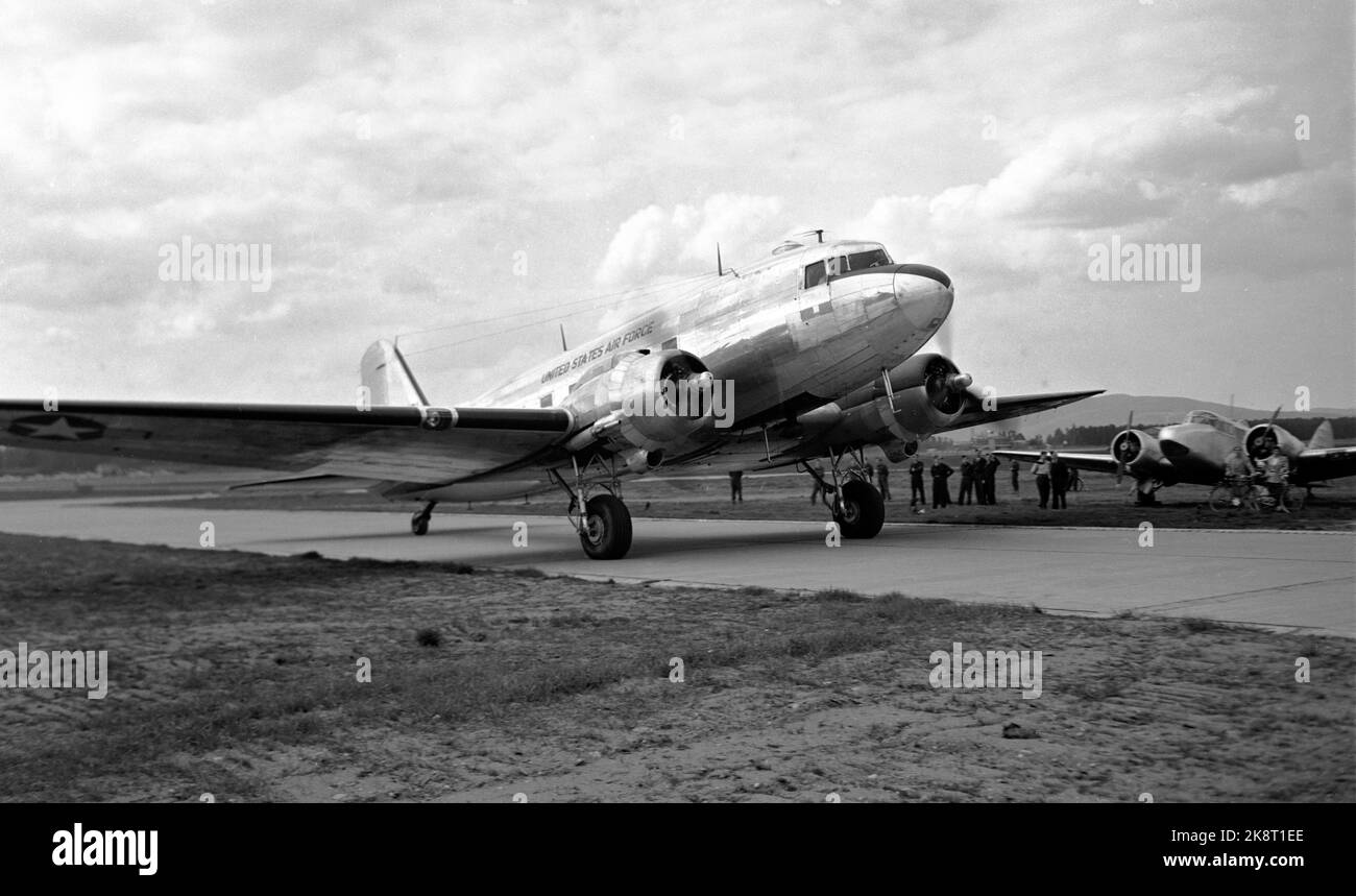 Oslo, Gardermoen 19500520: An agreement on weapons assistance to Norway from the United States was signed on 27/1-50. Military Assistance Program Map intended to build the military combat capability of some NATO nations following the establishment of NATO. The agreement was completed in 1996. Here comes a Dacota flight to Gardermoen as part of the weapons assistance. Photo: NTB / NTB Stock Photo