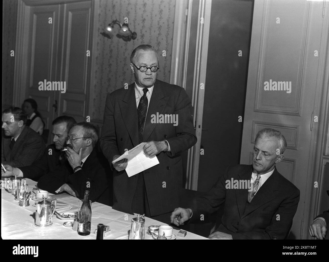 1952 Oslo. Meeting in the Norwegian Writers' Association at Restaurant Georges. Here stands author Sigurd Hoel (1890-1960) and holds a post. T.v. For him is Arnulf Øverland (1889-1968) with a cigarette and t.h. For him sits Helge Marcus Ingstad (1899-2001). Photo: Odd Nicolaysen / Current / NTB Stock Photo