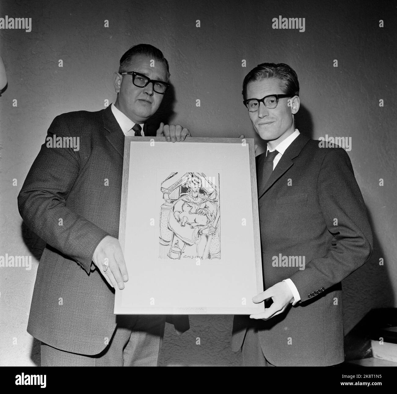 Oslo 19651202 Lyricist Stein Meheren (th) receives Athensions / Frisprog's Literature Prize for 1965, one lithograph by Erik Harry Johanessen. The award was presented by editor Iver Tore Svenning. Photo: NTB / NTB Stock Photo