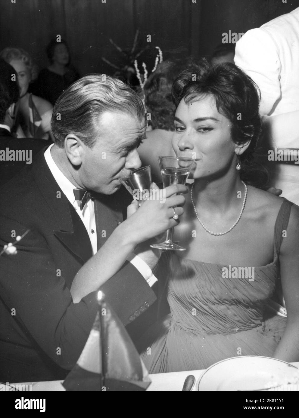 Oslo 1955. The Italian Film Diva Sophia Loren visits Oslo. Actor Per Aabel takes a bowl with actor Lea Massari. Photo; Current / NTB Stock Photo