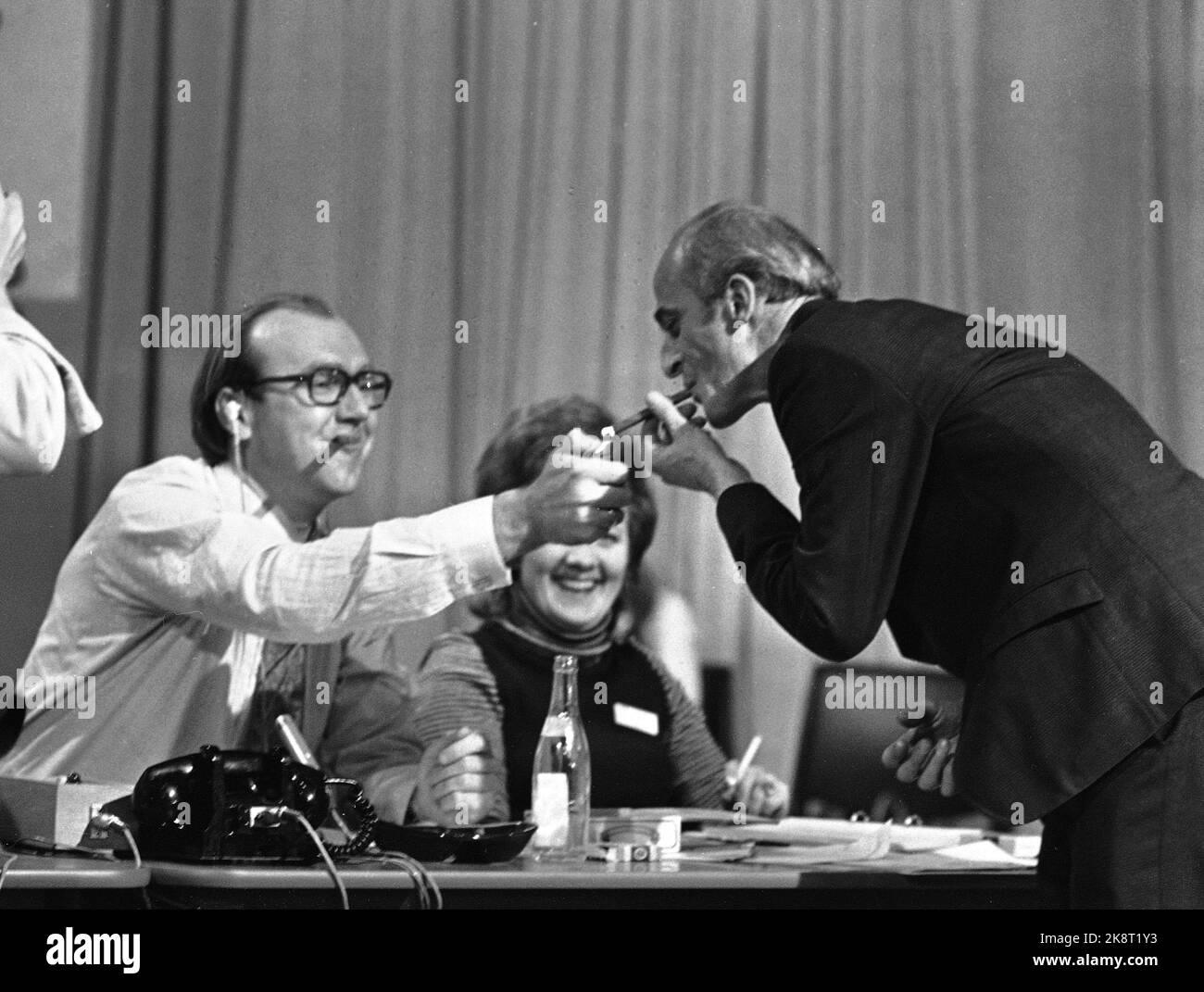 Oslo 19720925. Country voting on Norway's relationship with EC, / EEC, EC vote, election night. NRK's program manager Lars Jacob Krogh ensures that Finn Gustavsen gets a fire on the cigar. (Picture 2 of 3). Enjoying it is going in the direction of no. Photo: NTB. Stock Photo
