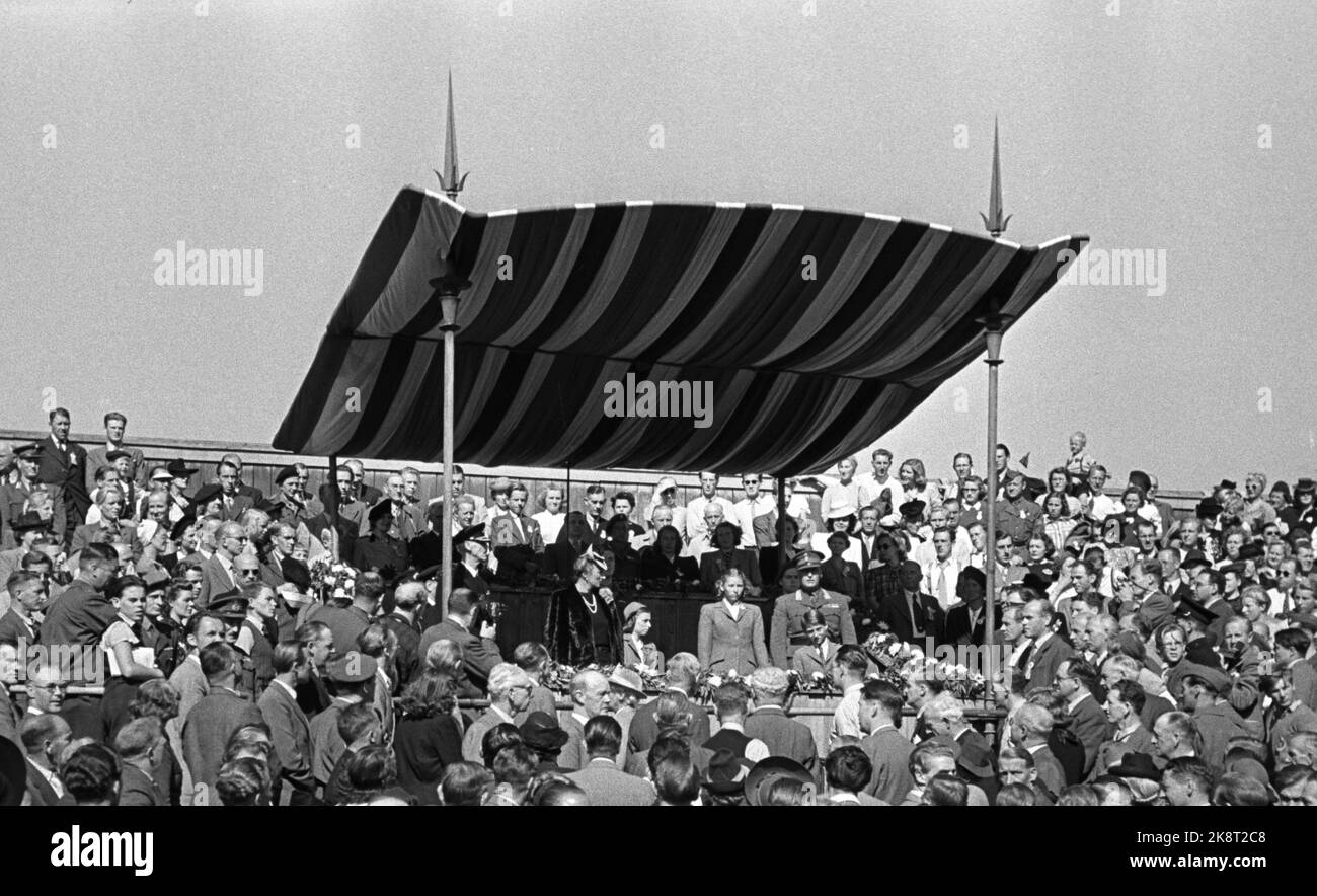 Oslo 19450909 international in football Denmark / Norway 5-1 at Ullevaal Stadium. The match was watched by nearly 30,000 spectators. Here the Norwegian royal family that was also present. From H: Crown Prince Olav, Prince Harald, Princess Astrid, Princess Ragnhild, Crown Princess Märtha and King Haakon. Photo: Skotaam / Current / NTB Stock Photo