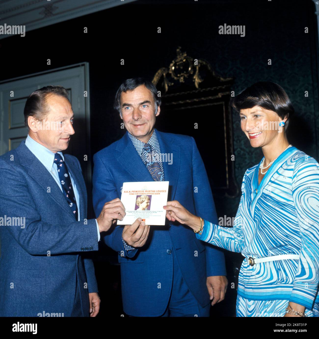 Oslo 19760903. Crown Princess Sonja gets here the first copy of the 'Sonja record' for the song 'I have a tulle with eyes blue' that she sang on the Mom market. The profits of the record should go to Princess Märtha Louise Fond for disabled children. Here together with (f.) Knut Lie and director Totto Johannessen. Photo: Henrik Laurvik / NTB Stock Photo