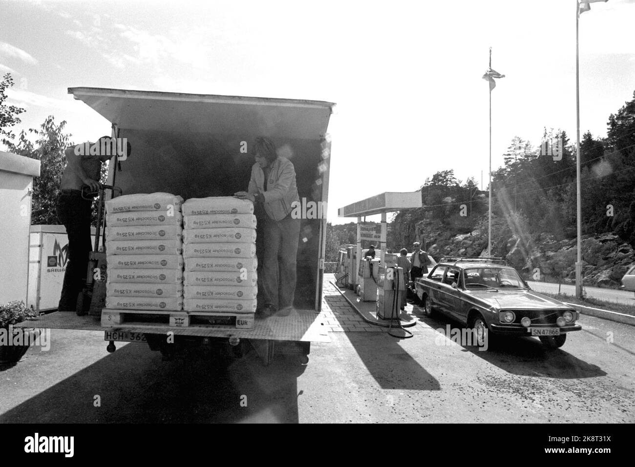 Svinesund, Sweden 19740810. Trade at the Swedish border. Norwegians buy cheap sugar and gasoline in Sweden, but from August 1, Norwegians only get home 5 kilos of sugar per day. The person has the Swedes decided. Before the scarce quota was introduced, the Swedes had lost over ten million subsidiary crowns on the sugar harbor. Motorists are still allowed to buy less expensive gasoline. The sugar was sold at the gas stations along with gasoline and motorists had to wait for hours to be dispatched. Here Norwegians at the gas station at the Swedish border. Photo: Sverre Børretzen Current / NTB Stock Photo