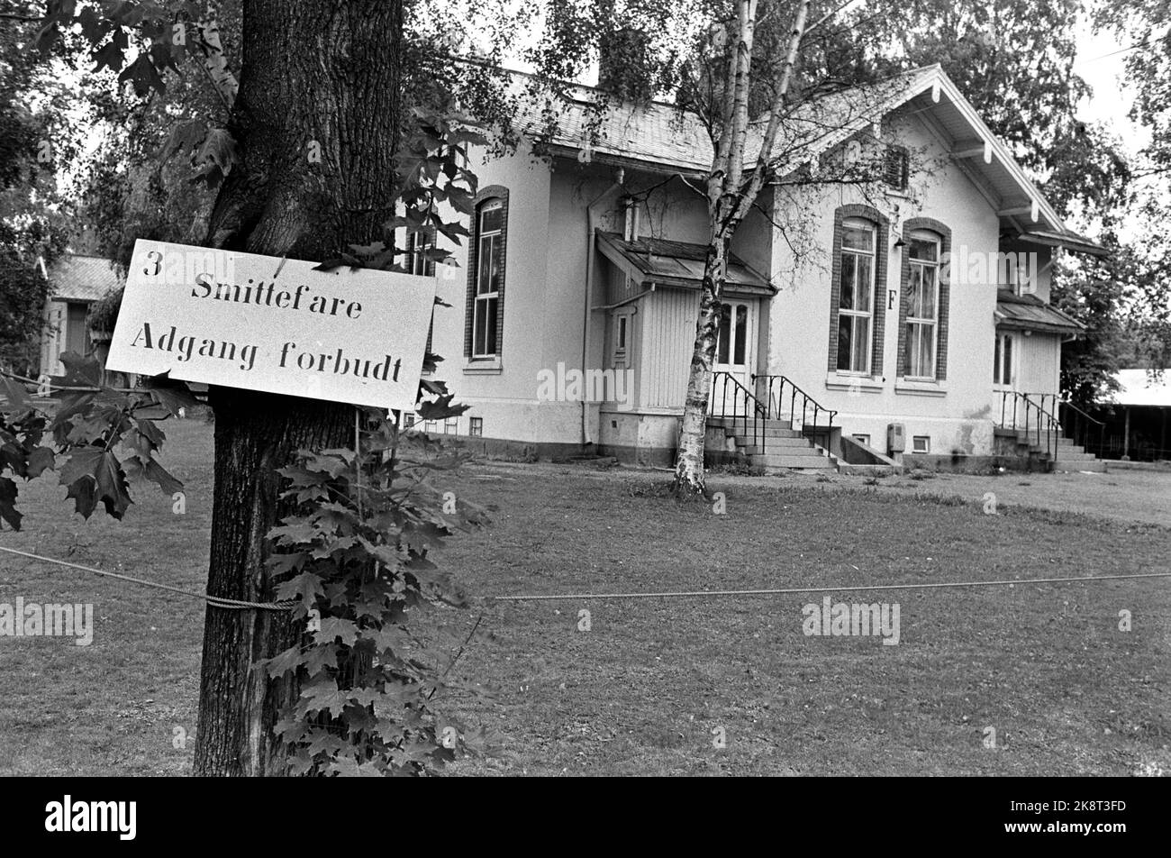 Oslo 19700908 22 year old Norwegians were hospitalized in Denmark, infected with cups. A person who had been in contact with the man was isolated in a house in Ullevål hospital. Signs at the house with the text 'Infection hazard access prohibited.' Photo: NTB / NTB Stock Photo