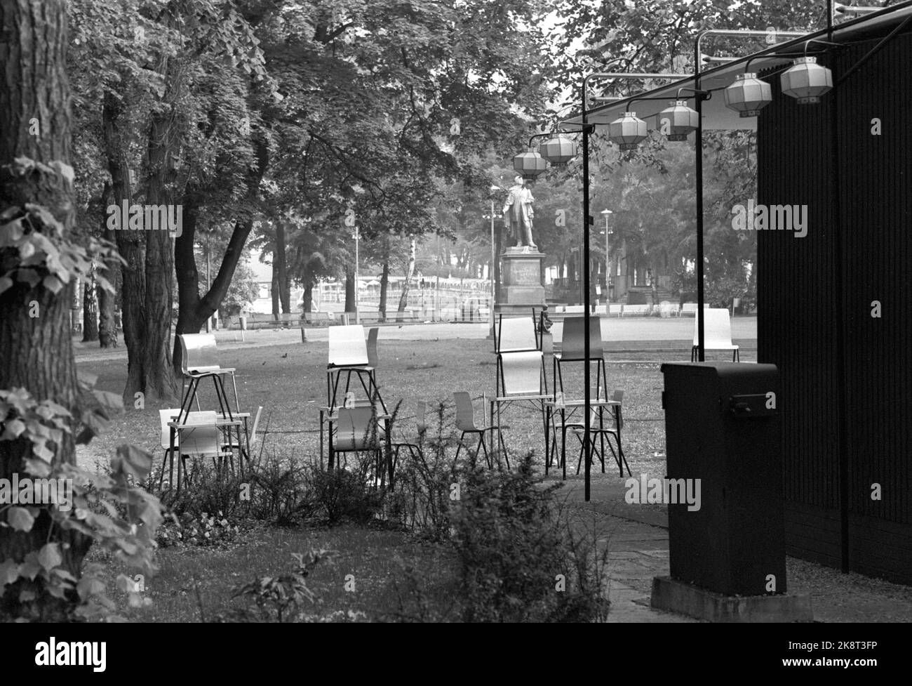 Restaurant in the city Black and White Stock Photos & Images - Page 2 -  Alamy