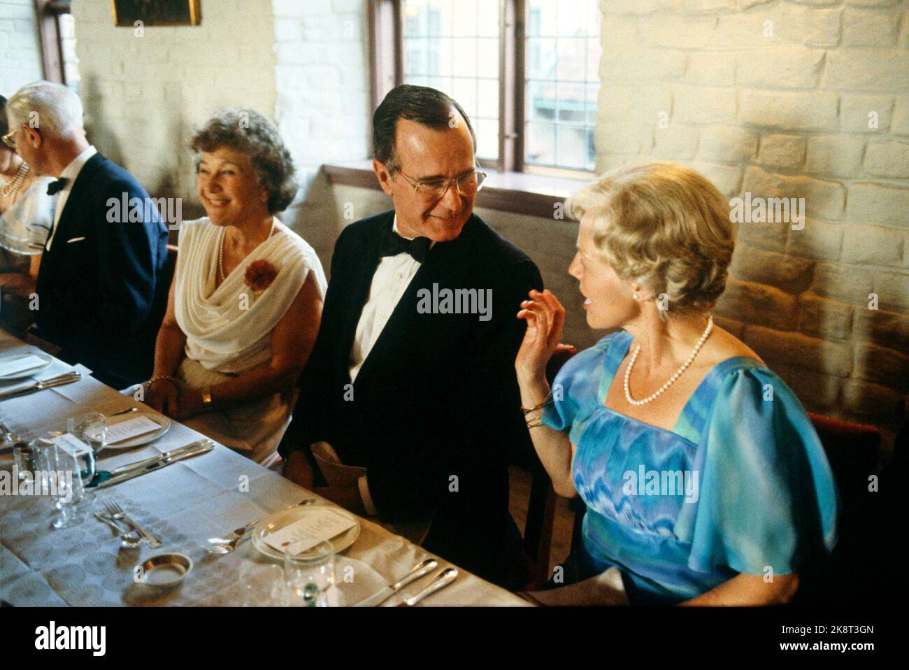 Oslo 19830629. USA Vice President George Bush on an official visit to Norway. The government's dinner at Akershus Fortress. Vice President Bush in conversation with Prime Minister Anne Marie Willoch. Photo: Erik Thorberg / NTB Stock Photo