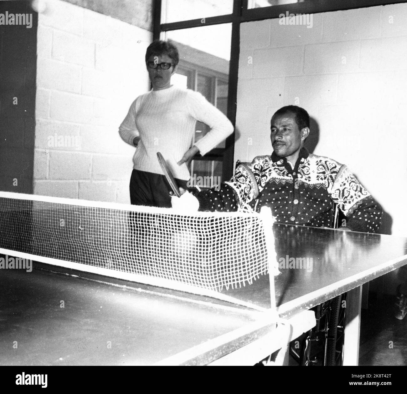 Beitostølen 1971 Abebe Bikila from Ethiopia, twice Olympic champion in the marathon, visits Beitostølen after an invitation from Erling Stordahl. He became paralyzed after a car accident three years ago. Here he plays table tennis. Photo: Ivar Aaserud / Current / NTB Stock Photo