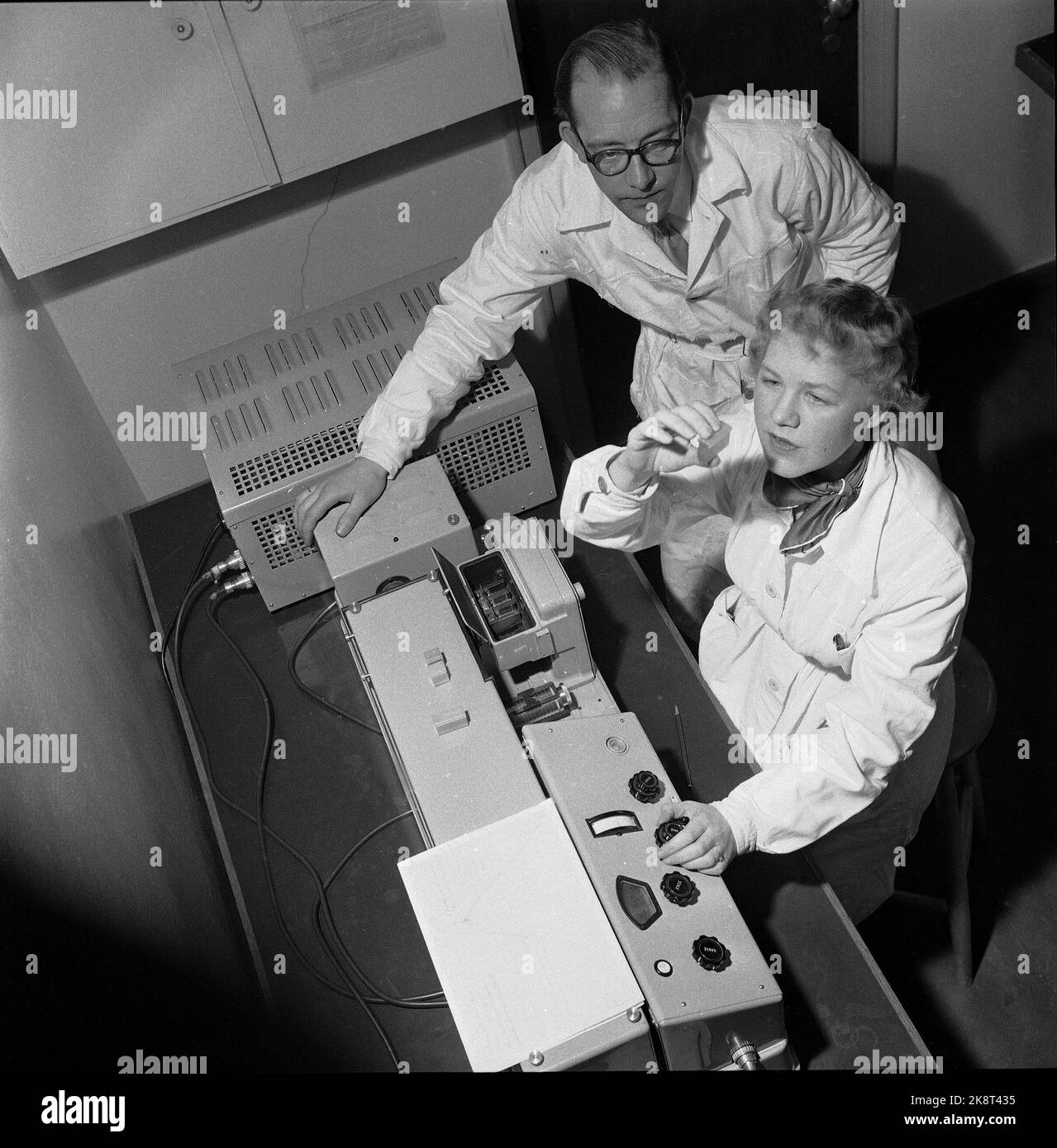 1956 Control chemist Kirsti Grønneberg and Laborant Jens Glimsjø on the specialist control measure using a fine instrument named the spectrophotometer vitamin content in one preparation. (Company not stated, possibly Collett) Photo Sverre A. Børretzen Current / NTB Stock Photo