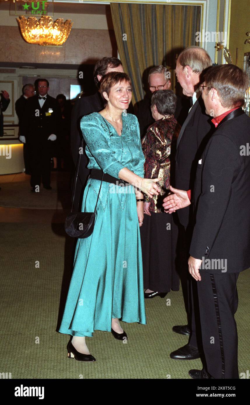 Oslo 19941210: Politician Ann-Marit Sæbønes greets Gunnar Stålsett during the Nobel Dinner at the Grand Hotel. The 1994 Nobel Peace Prize is divided between Yasir Arafat, Shimon Peres and Yitzhak Rabin. To the right politician Odvar Nordli. Photo: Lise Åserud NTB / NTB Stock Photo