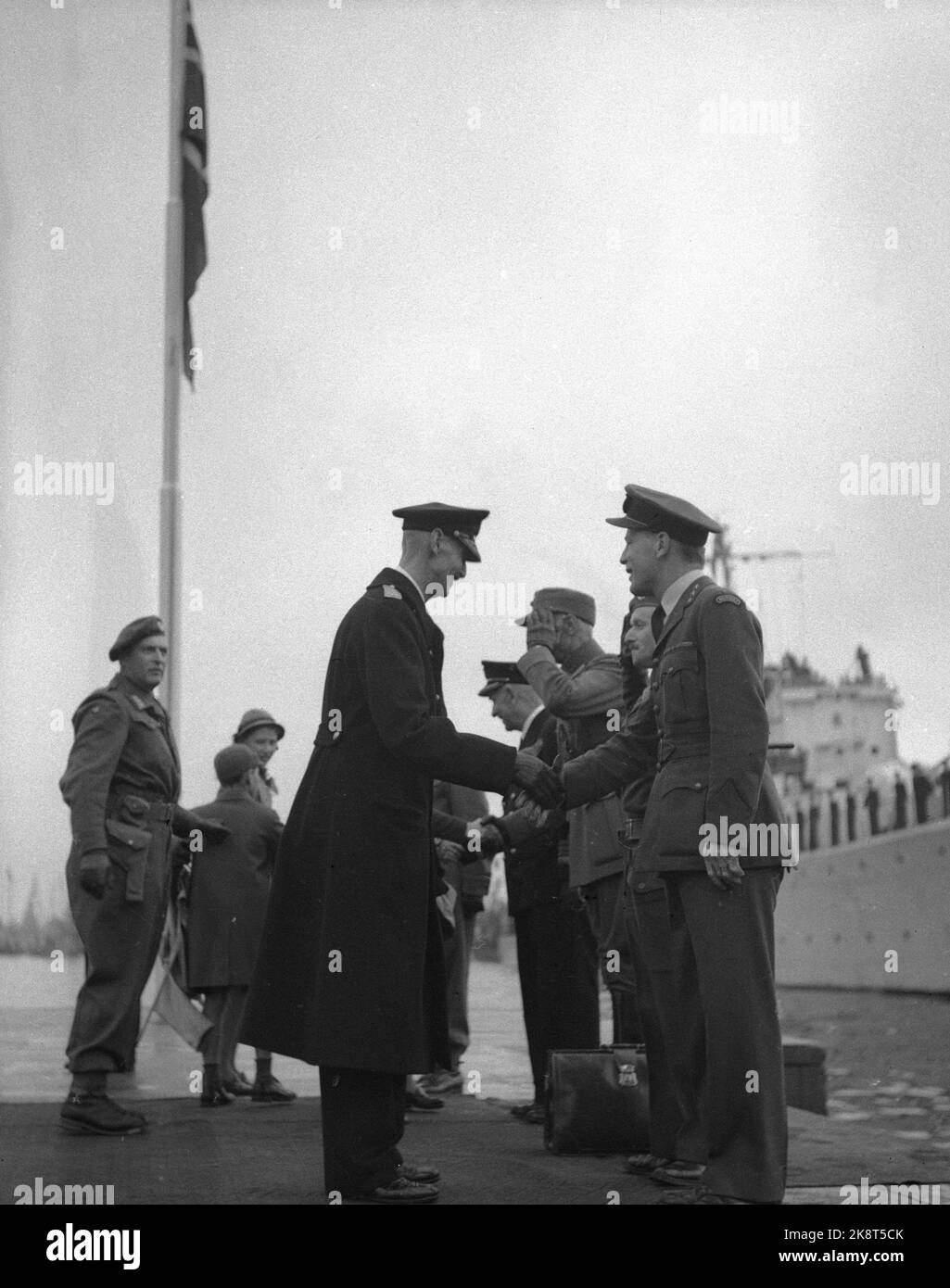 Oslo 19450607: Peace Days 1945. A jubilant crowd at Honnørbryggen welcomed the royal family back to Norway on June 7, 1945. Here King Haakon is welcomed. TV. At the flagpole, Crown Prince Olav. Photo: NTB / NTB NTB folder: Royal. Stock Photo