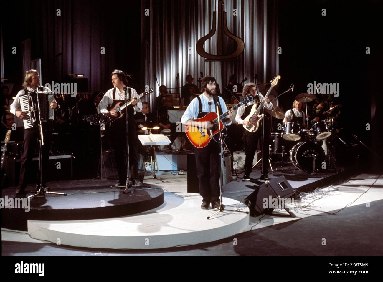 With hans rotmo in front with the guitar photo hi-res stock photography ...