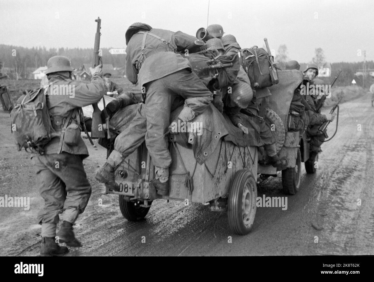 Vestfold 1952115. The first military exercise in Norway in post -war period participated in 30,000 men and 7,000 vehicles in exercise 'autumn' It was a rainy exercise. Between the rainfalls, the shutter hung heavy in the tree tops, everything was soaking, gray, sad and sour. The summons were from Eastern Norway, Sørlandet, Rogaland, Møre and Trøndelag. It is amazing how many soldiers with full equipment a jeep with a trailer can take. Not yet all the guys in the picture, they were in several teams. There are soldiers from the hunter corps we see here. Photo: Sverre A. Børretzen / NTB Stock Photo