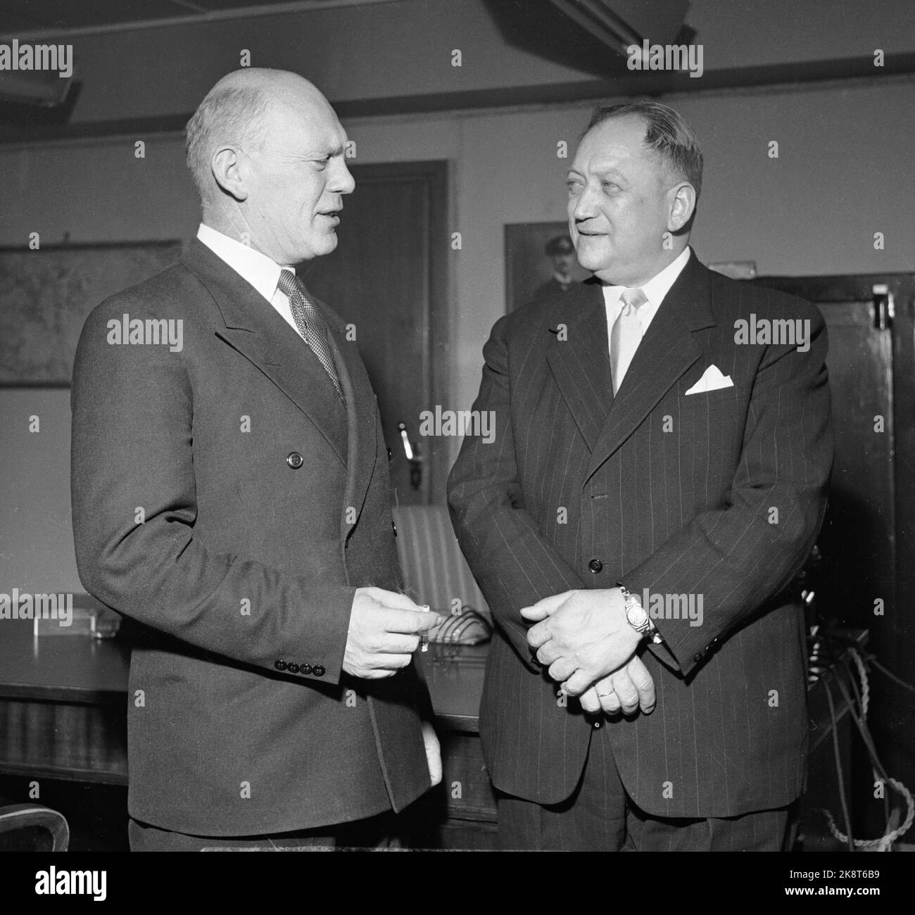 Oslo 19550122. Government change 1955. Einar Gerhardsen New Prime Minister After Oscar Torp. Here Nils Kristoffer Handal (t.h.) who takes over the Ministry of Defense after Kai Knutsen. Knutsen with cigarette in hand. Photo: NTB Archive / NTB Stock Photo