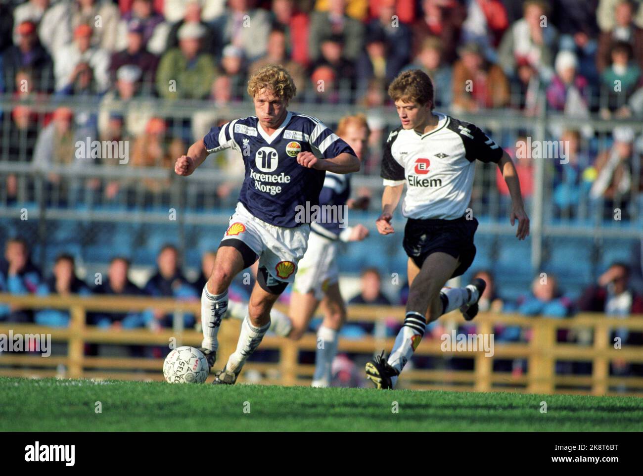 Oslo 19911020: Cup final 1991. Rosenborg (RBK) - Strømsgodset (SIF) (2-3). Ullevaal Stadium. Picture: Strømsgodset hero Odd Johnsen (t.v.) in action against Karl-Petter Løken. Photo: Morten Holm / NTB / NTB Stock Photo