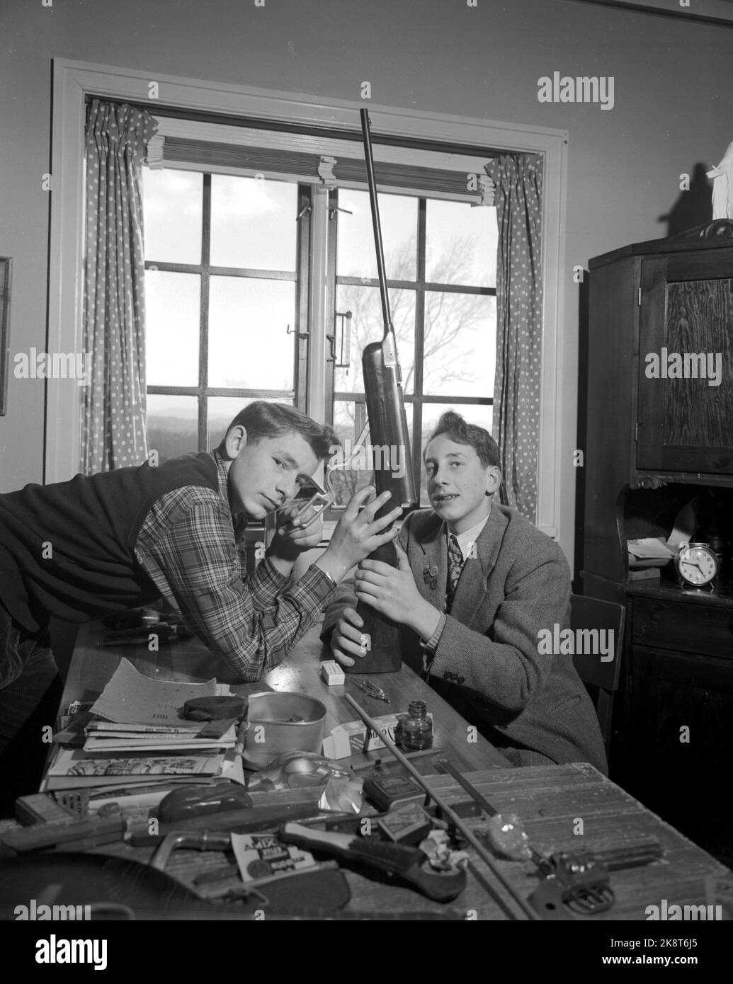 19530606. Composer Harald Sæverud's sons Ketil Sæverud (13 years) and Tormod Sæverud (15 years) brush their air rifle at home on Siljustøl. Brother Sveinung (17 years) was not present when the picture was taken. Brothers. Photo: Sverre A. Børretzen / Current / NTB Stock Photo
