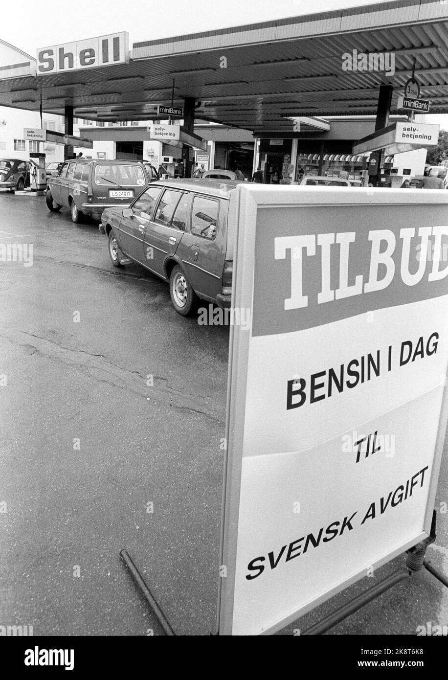 Oslo 1984-06: Petrol prices. The car organizations encourage the petrol boycott of Shell, who first sets prices. At the head of the boycott, among other things. NAF director Erling Storrusten. Oslo Namsett knows the petrol boycott illegally. Eidsivating Court of Appeal comes to the opposite ruling. The picture: Shell's 'Swedish prices' on gasoline lured many motorists to the pumps on June 29, 1984. Here queues at the pumps. In the foreground, 'gasoline today signed a Swedish fee'. Photo: Henrik Laurvik Stock Photo