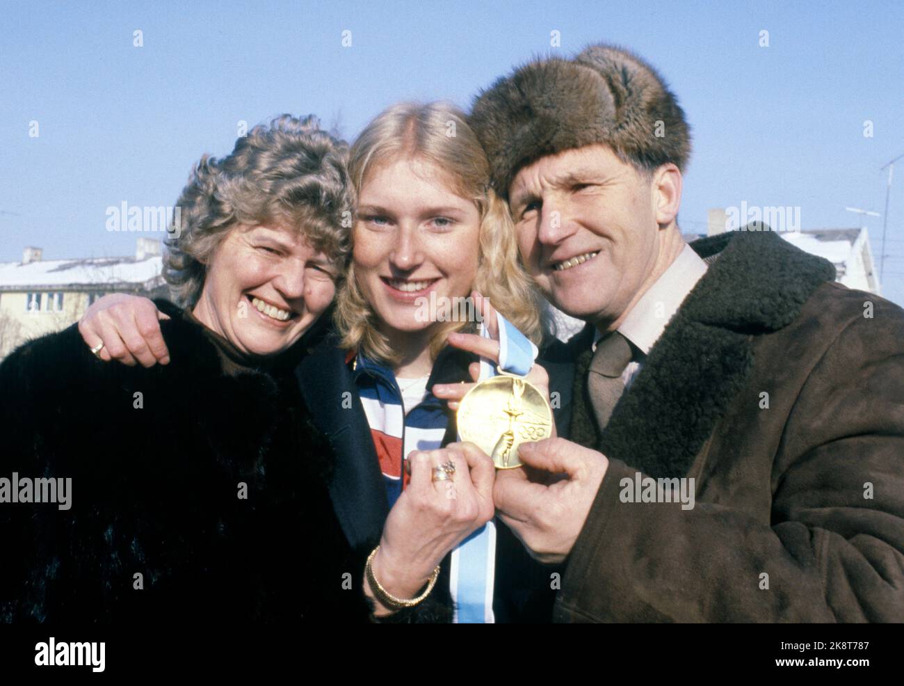 Lake Placid, N.Y., USA, 198002: Olympic Lake Placid 1980. Picture: Skater Bjørg Eva Jensen, who took gold at 3000m. Here she shows the gold medal with her parents after returning to Norway. (Date Missing)  Photo: NTB / EPU / NTB Stock Photo