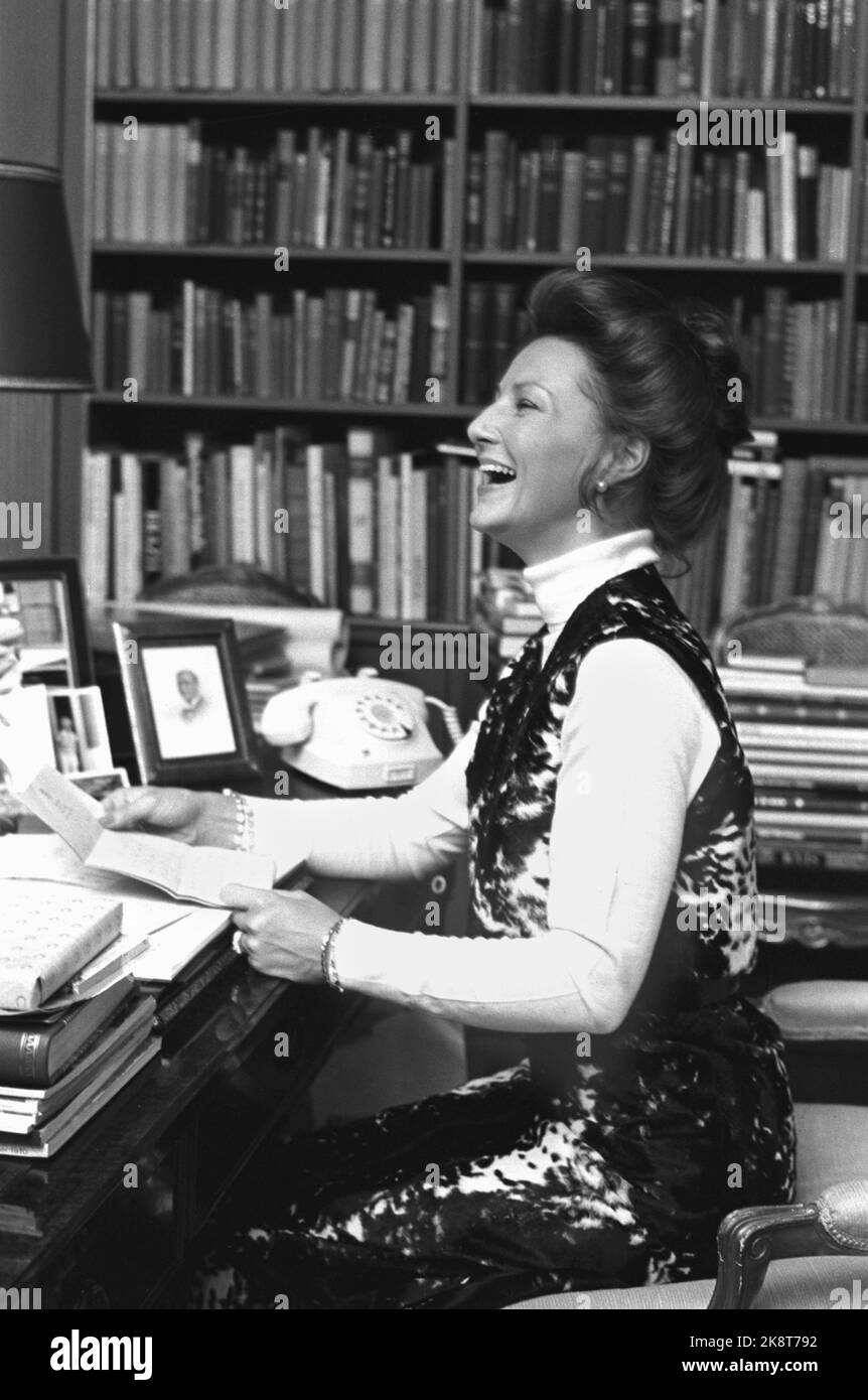 Skaugum 19701219. Crown Princess Sonja opens the doors of Skaugum for the press. Current has had an informal conversation with her in the library. An interview or conversation with a representative from the royal family is actually a small event in this country. Here is an exuberant crown princess at the desk in the library. Photo: Aage Storløkken Current / NTB Stock Photo