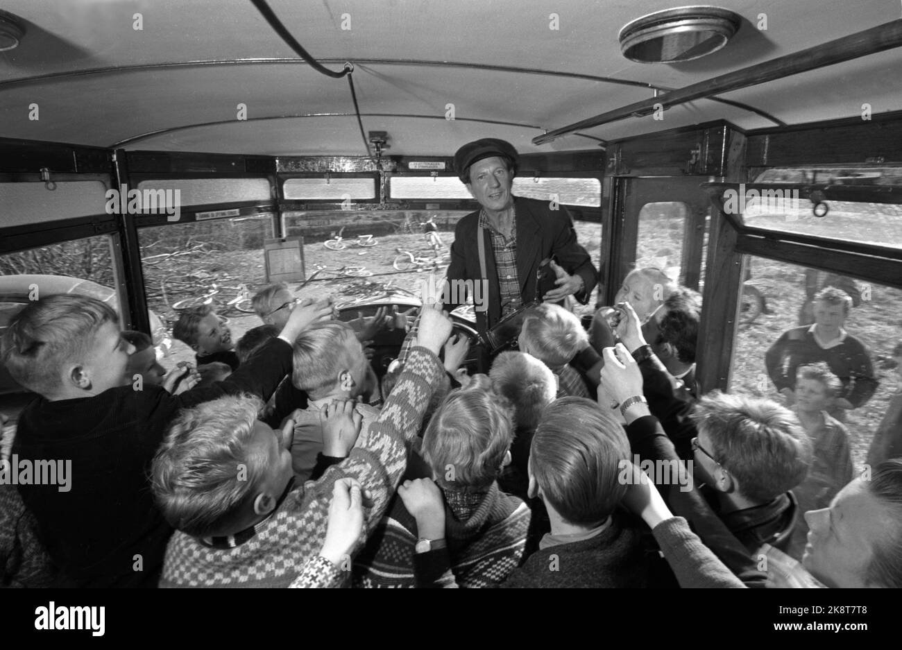 Oslo, 1961. Leif Juster had the lead role as bus driver Torvald in the movie Bus, under the auspices of Arne Skouen. Here he is among noisy school kids. Photo: Current / NTB Stock Photo