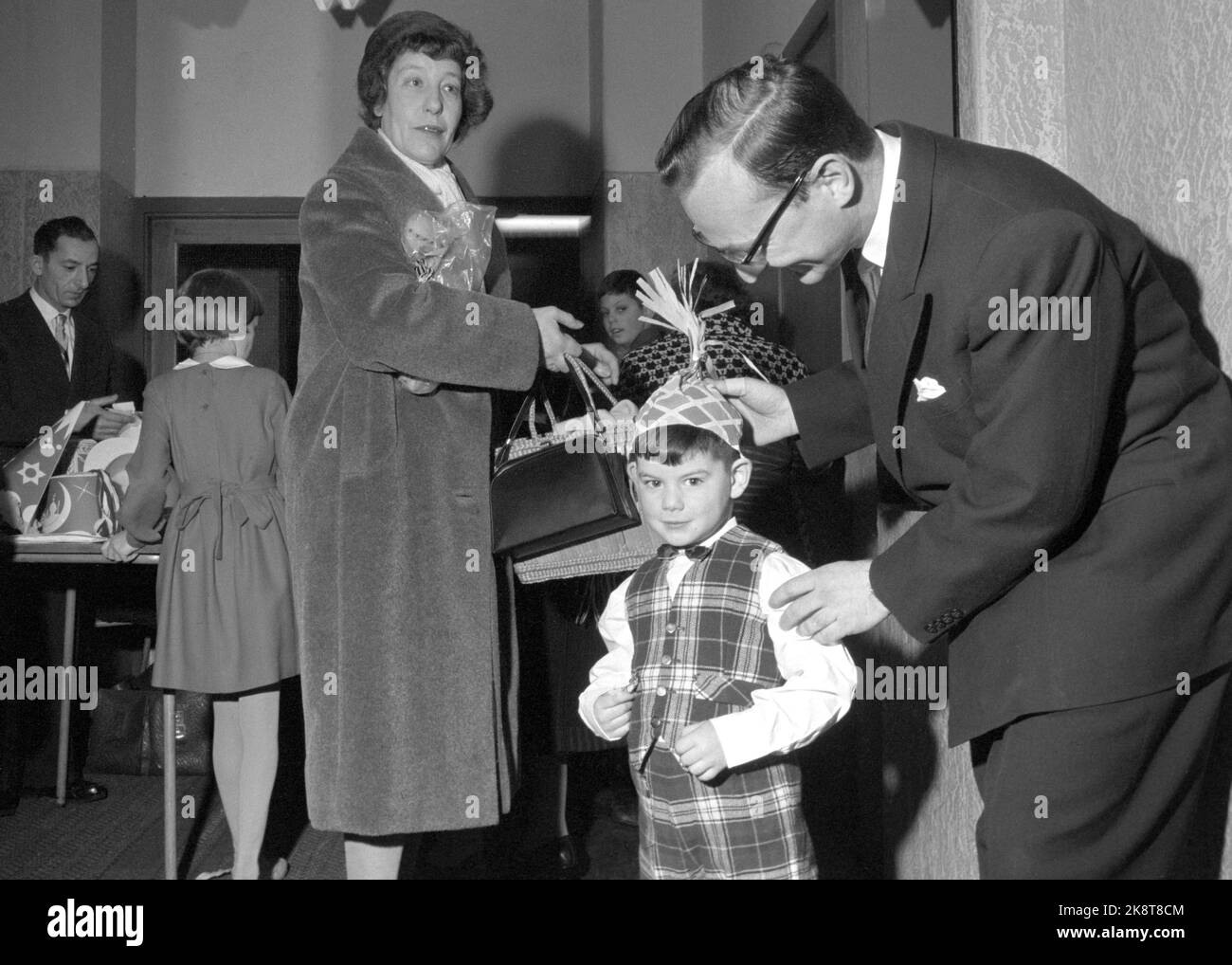 Oslo 19601128 Chanukka lasts until Easter. The Chanukka party has begun - Jewish light party. For eight days, the Jews last last. From the celebration in the synagogue in the Mosaic religious community in Oslo. This year's big event is the children's party that takes place once during Chanukka. It wakes paper hats, soft drinks, cakes and large bags of candy. Photo: Sverre A. Børretzen / Current / NTB Stock Photo