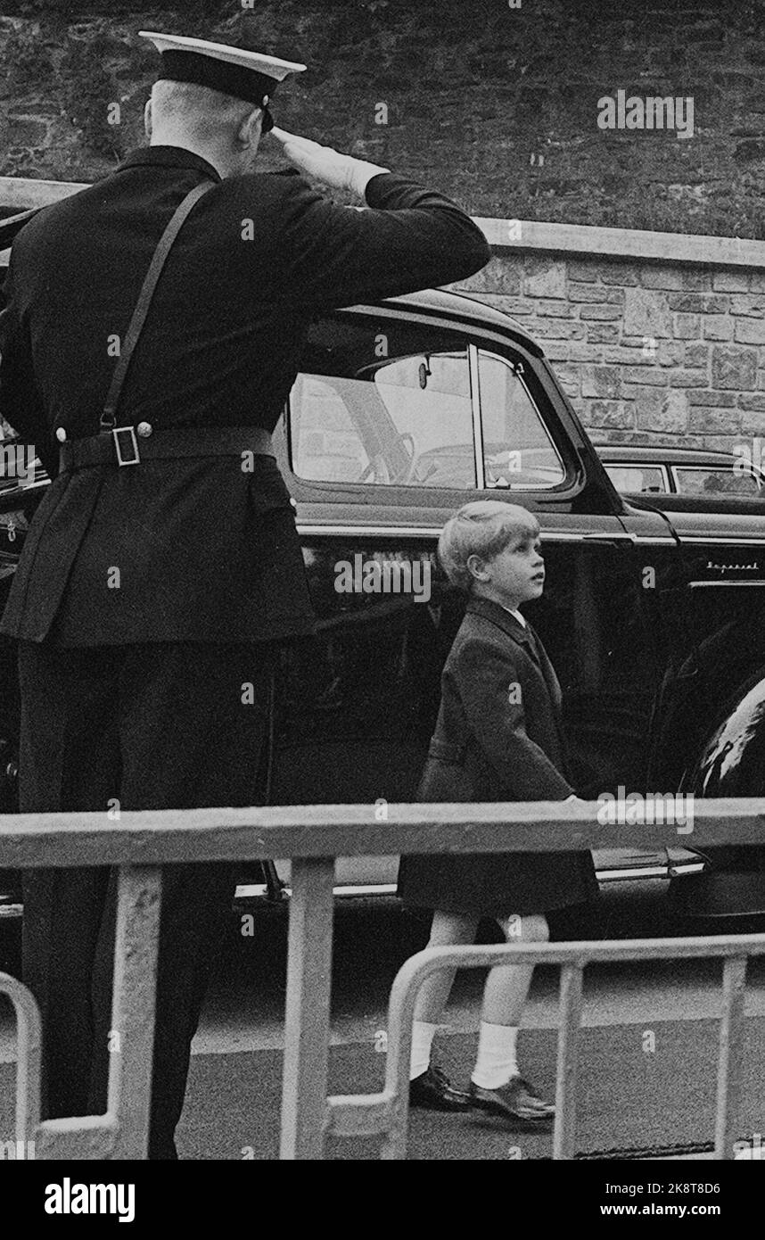 Bergen 19690808. Queen Elizabeth in Norway with the family. The royals visit the aquarium in Bergen. Here in the picture: A policeman makes salaries to Prince Edward. Photo: NTB Archive / NTB Stock Photo