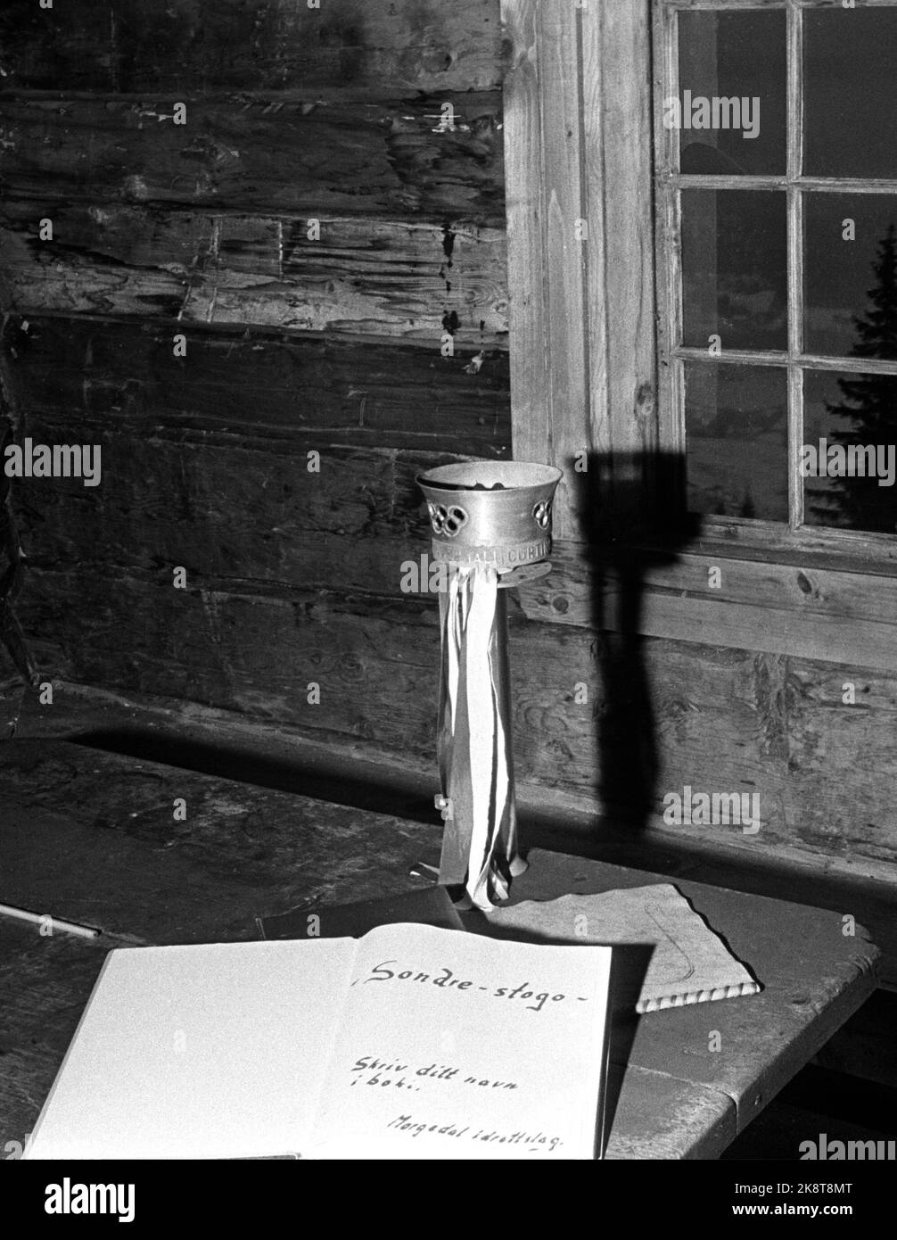 Morgedal in the winter of 1971 interiors from skier Sondre Norheim there reportedly stood the cradle. Photo of a guestbook, and the torch from the Olympic Games in Cortina 1956 (Cortina Olympic fire was not lit in the cabin) Photo: NTB / NTB Stock Photo