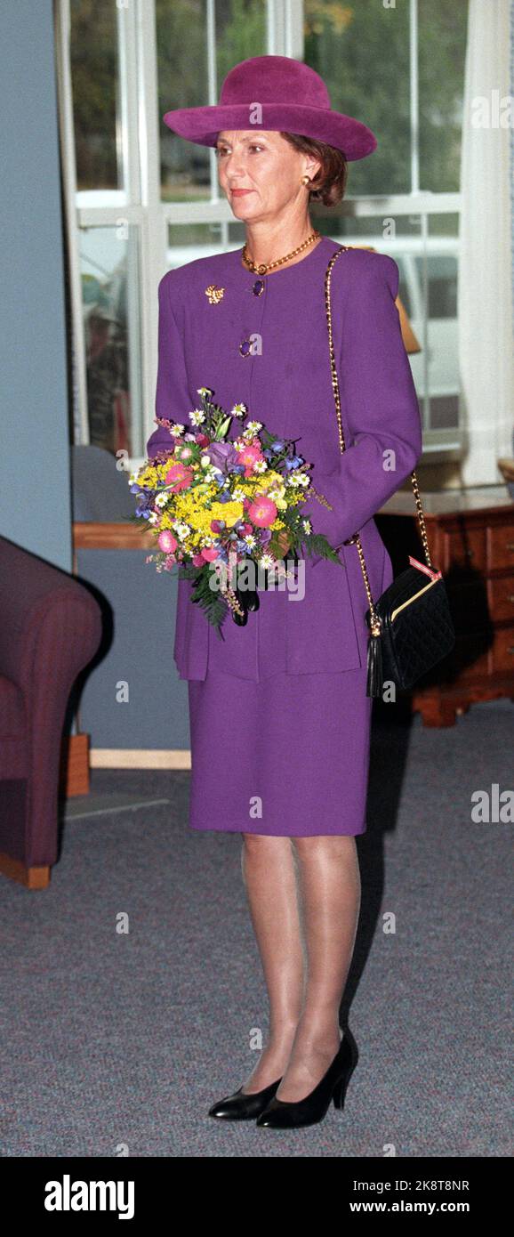 Minneapolis, USA 199510. The royal couple's journey in the United States. King Harald and Queen Sonja on an official visit to the United States. The picture: Queen Sonja visits the heather flower Care Center. (Queen's outfit: Purple suit and hat. Chain, brooch and earrings in gold.) Photo: Terje Bendiksby Stock Photo
