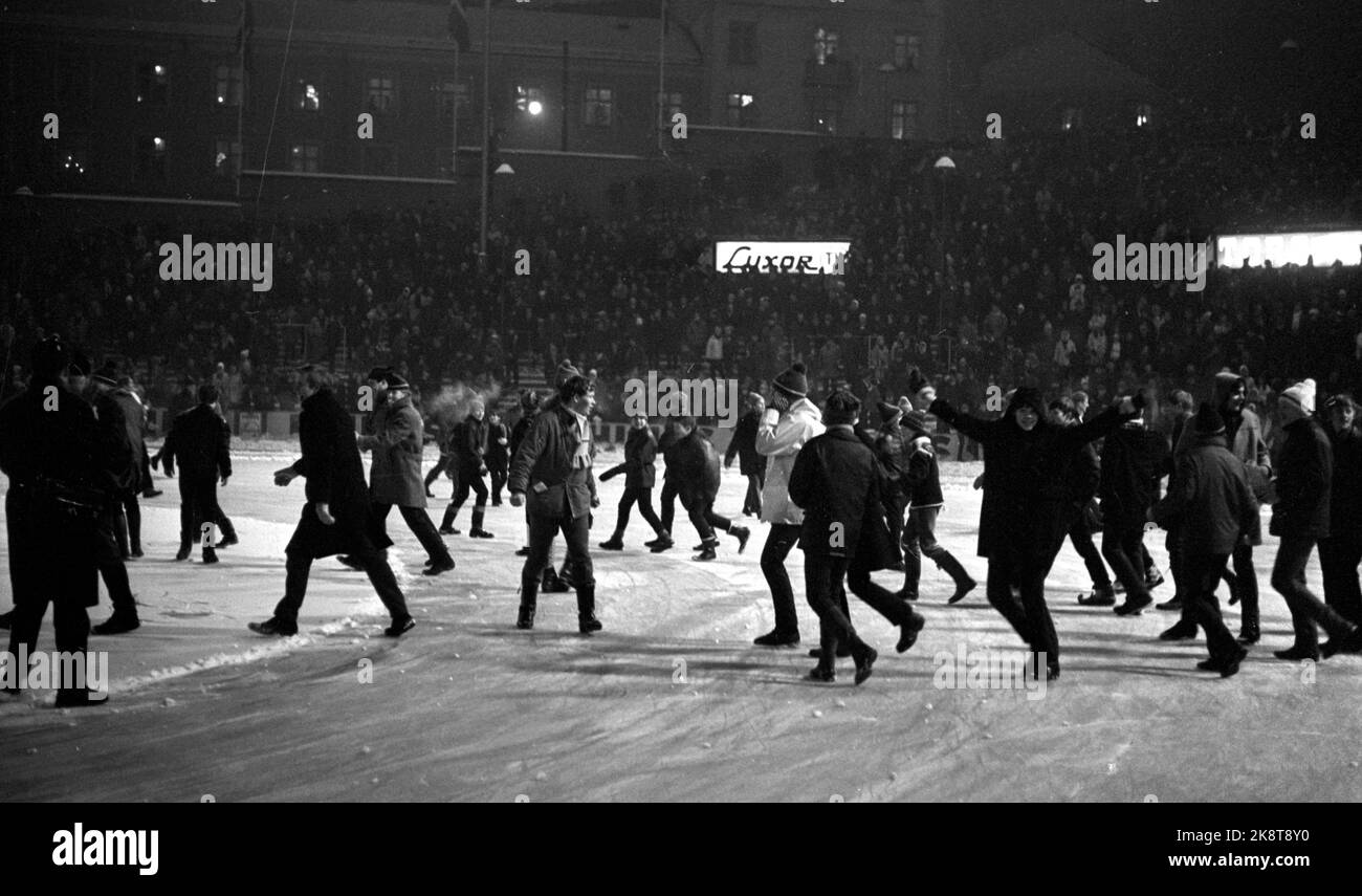 Oslo 19690103 skating, New Year's Race at Bislett. The second day of the New Year's races was very cold, and the running management wanted to change 10,000 meters to 3000 meters to protect the active and the public. But the audience protested and stormed the track. The race management bent, and 10,000 meters were arranged in the cold. Photo: Aaserud / Current / NTB Stock Photo