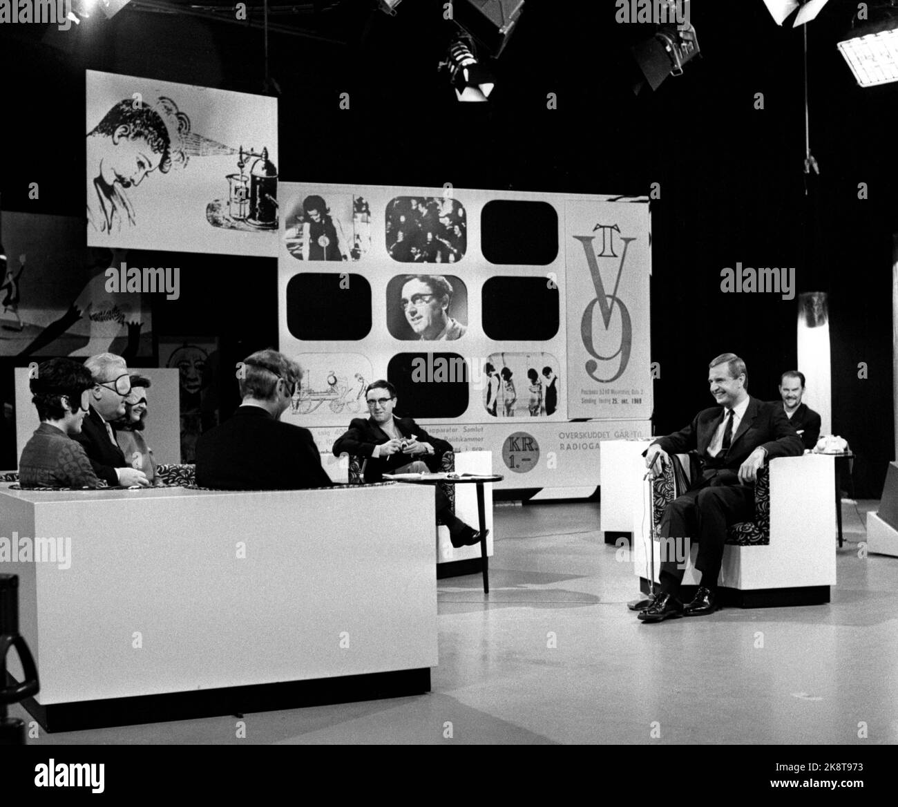Oslo October 1969 NRK has a full flap with its last Saturday show 'TV9', a kind of television bingo where viewers could buy bingo coupons and win TVs. The income went to the Radio Fund. Here, a masked panel, consisting of eg. Willie Hoel and Anne Cath. Vestly guessing on a secret person, in this case Erik Tandberg. Program manager Ragnar Baartvedt in the middle of the image with the Bingo board in the background. Erik Diesen Th in the picture. Photo: Aaserud / Current / NTB Stock Photo