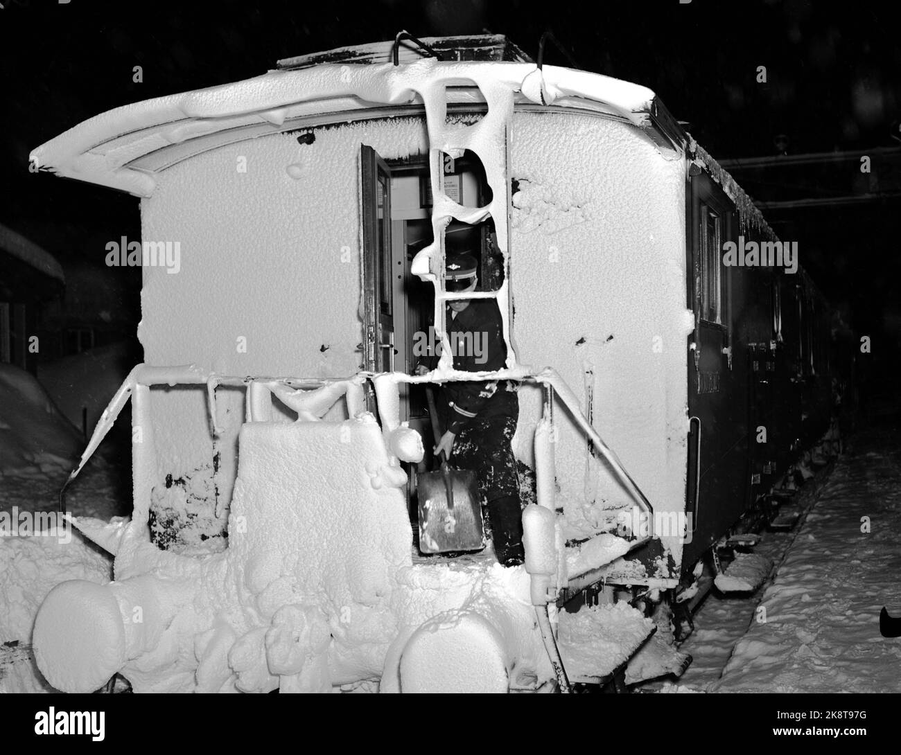 Nelaug station 19510207 Strong snowfall over the southern part of the