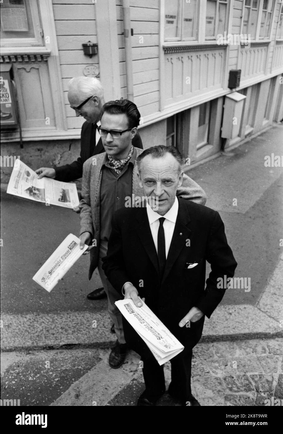 Arendal 19660901. Three editors with three political views in local cooperation on the newspaper Southern Tidende. It is a 'coalition newspaper'. Eg. Editor Arnold Brattli (Kr.F.) Torbjørn Greipland (Sp) and chief editor Alv Kristiansen (H), stand here with the newspaper. This was a way out of an economically disabled for the Western Tidende (right-wing newspaper) who opened its gaps to the other two parties. Thus it became a new name and tabloid. Photo: Jan Erik Olsen / Current / NTB Stock Photo